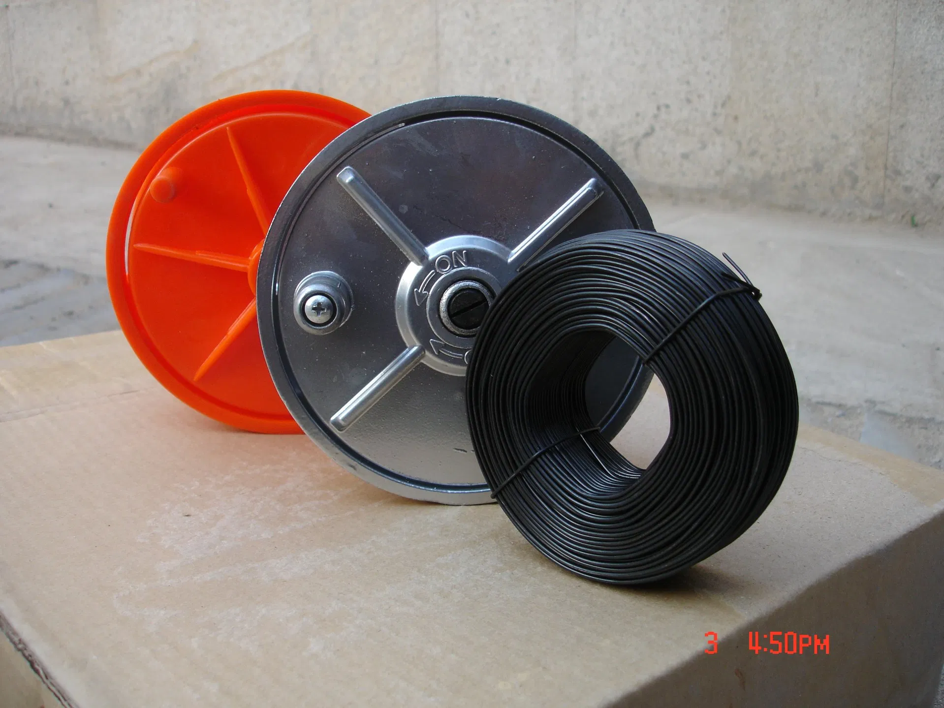 Durable Tie Wire Reel Tool with Easy-Grip Handle Design