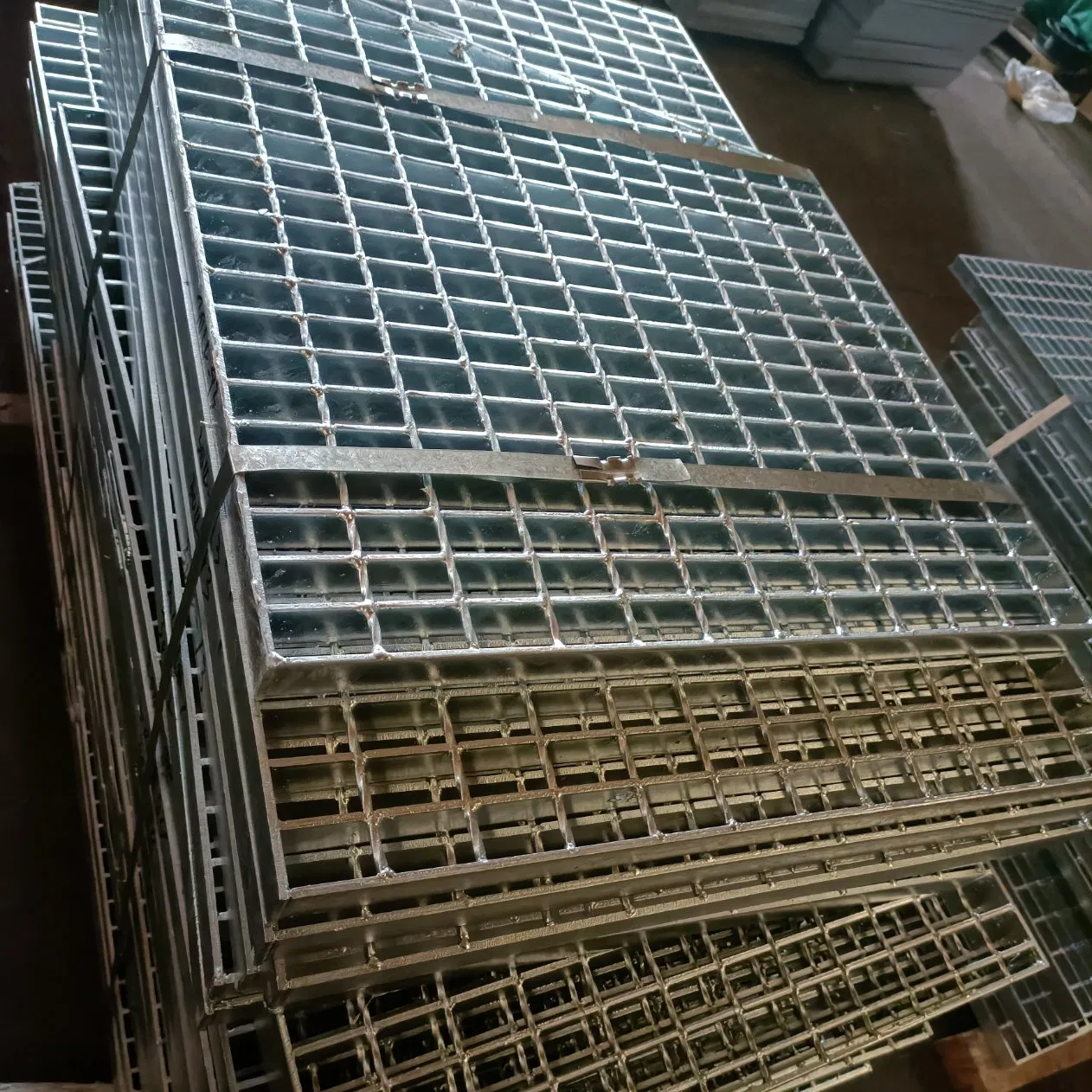 Traditional Style Outdoor Carbon Steel Grating Galvanized Metal Floor Grate
