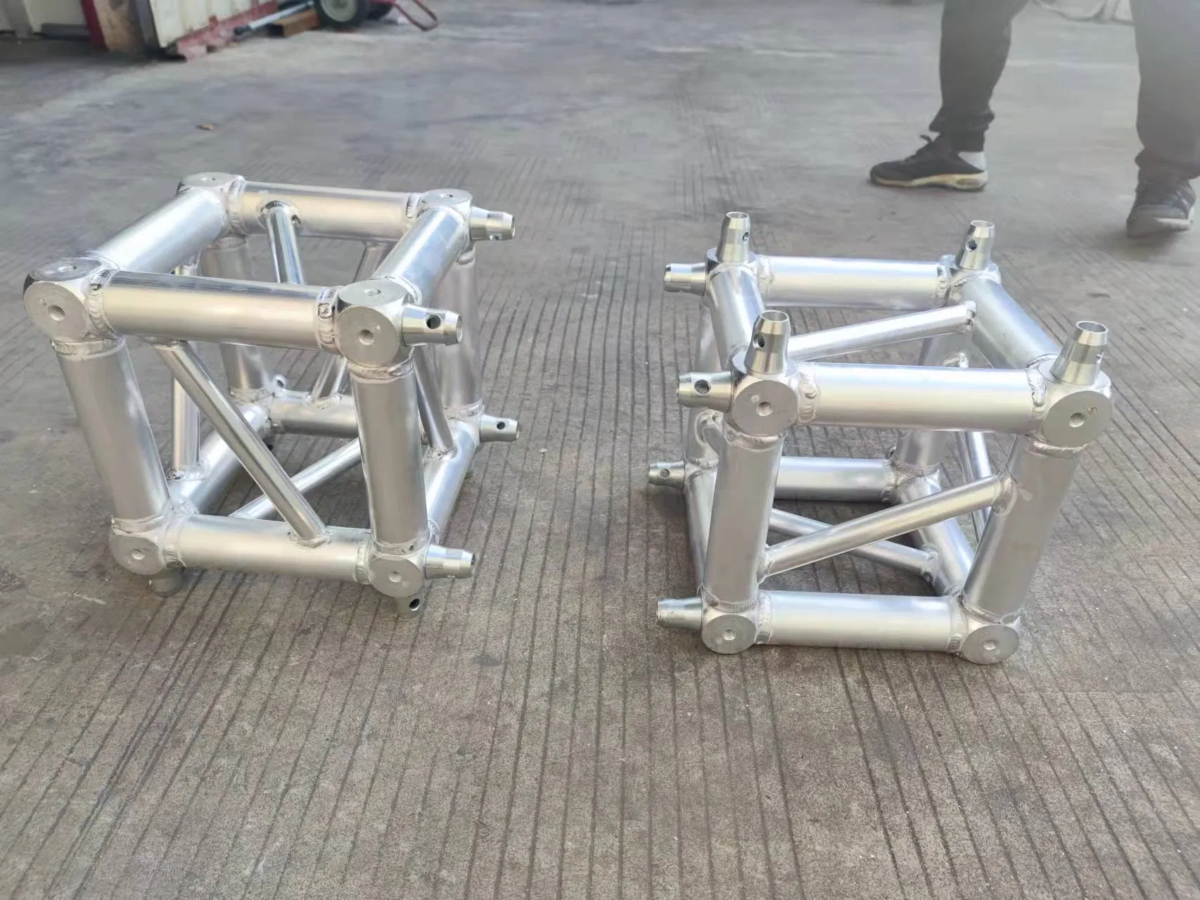 Factory Directly Aluminum Stage Truss for LED Screen Lights and Obstacles.