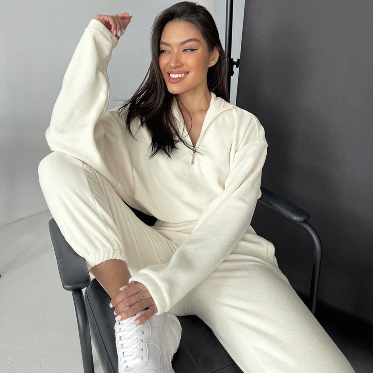 Комплект женский осенне-зимний пуловер с капюшоном и брюки