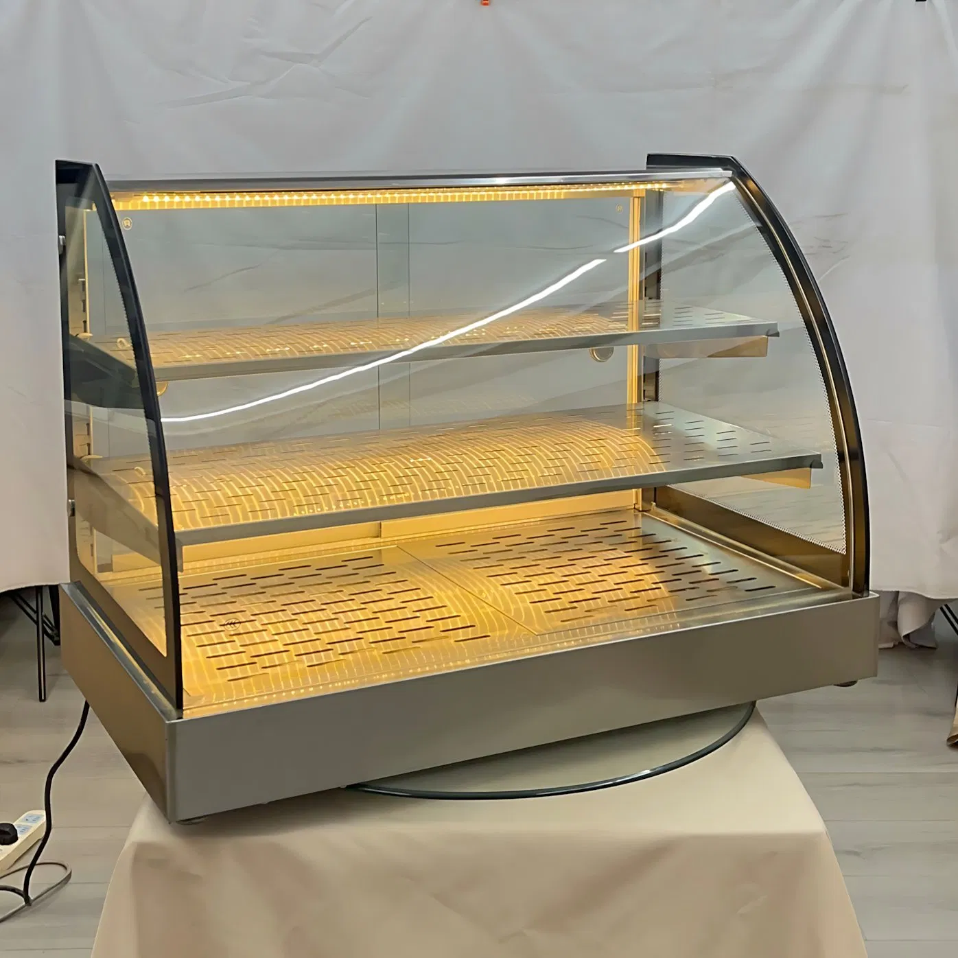 Low Noise Operation Curved Food Display Warmer Ideal for Quiet Dining Environments