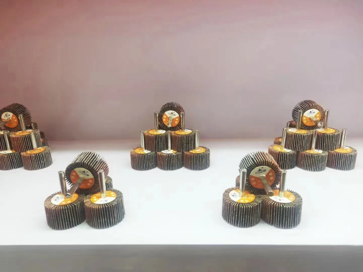 Абразивные лепестковые круги с хвостовиком из оксида алюминия