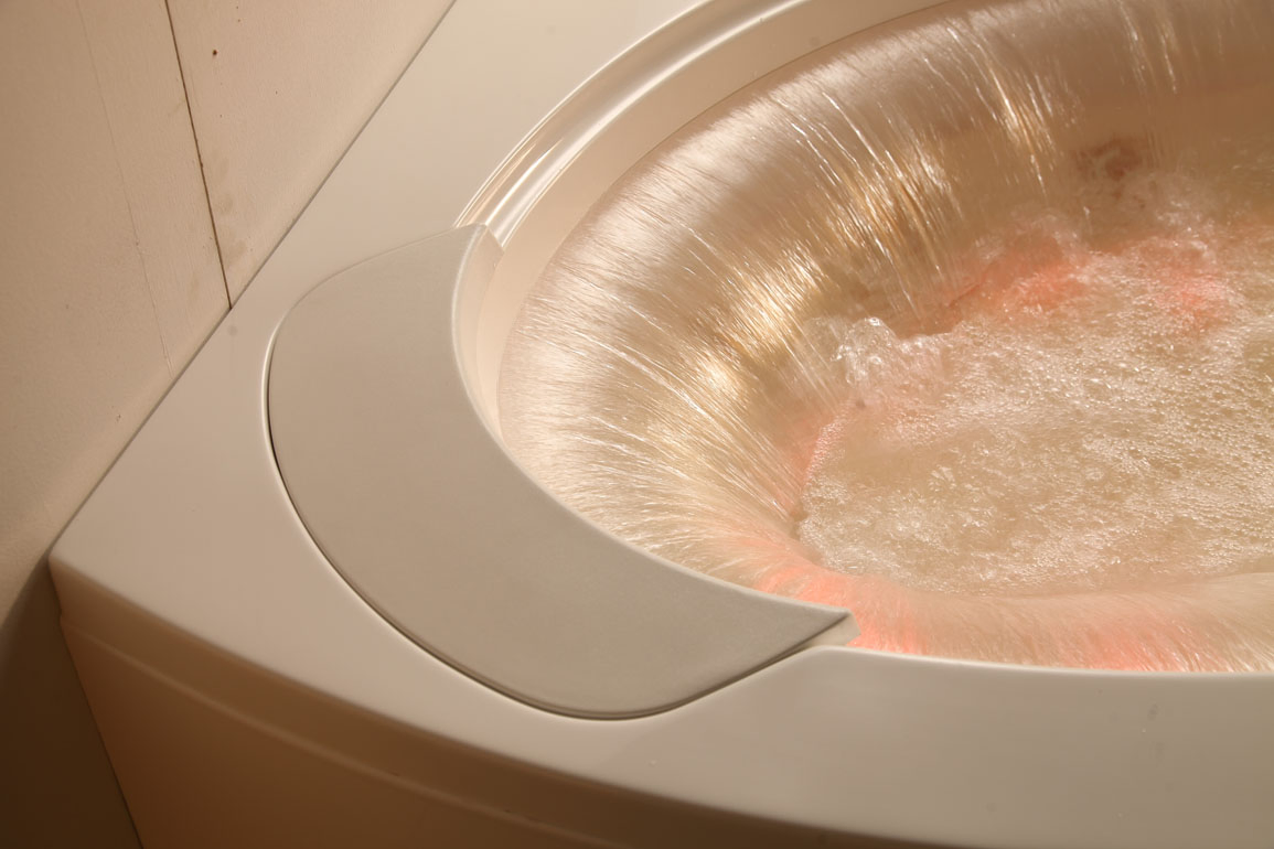 Угловая ванна с гидромассажем и смесителем