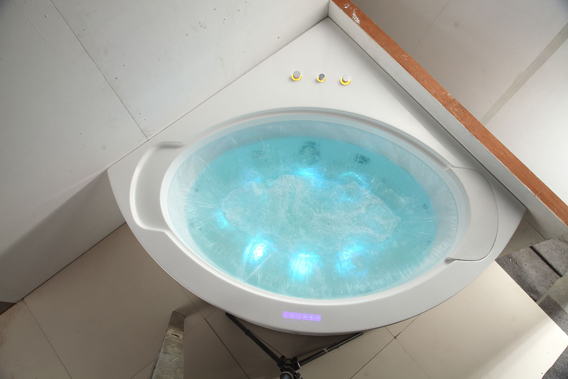 Угловая ванна с гидромассажем и смесителем