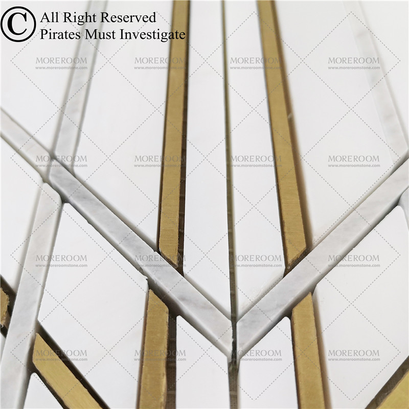 Мозаика из белого мрамора с латунной инкрустацией для ванной