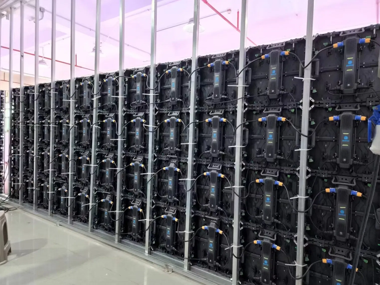 P3.91 Outdoor LED Display Screen Waterproof 500*1000mm Size Die-Cast Aluminum Material LED Video Wall