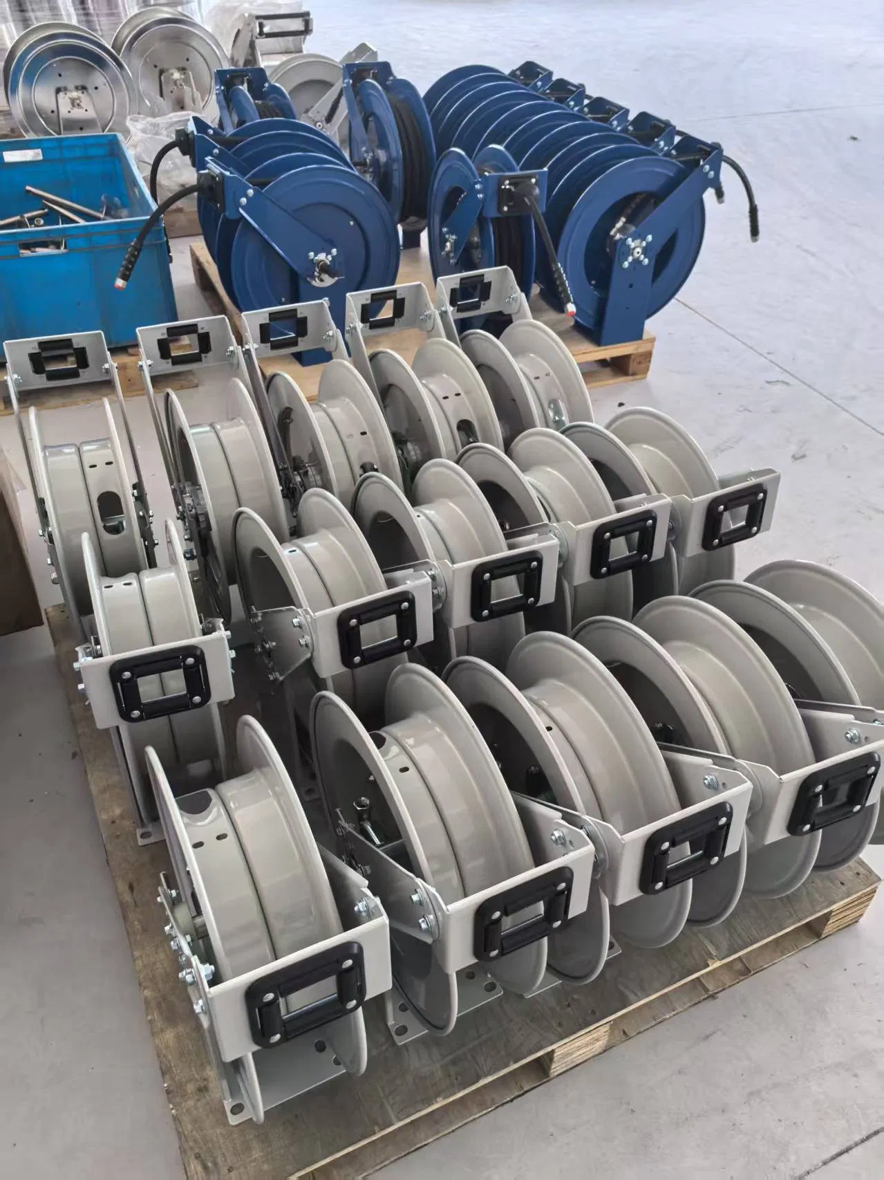 Spring Type and Hand Crank Type 304 Stainless Steel Wall-Mounted Hose Reel