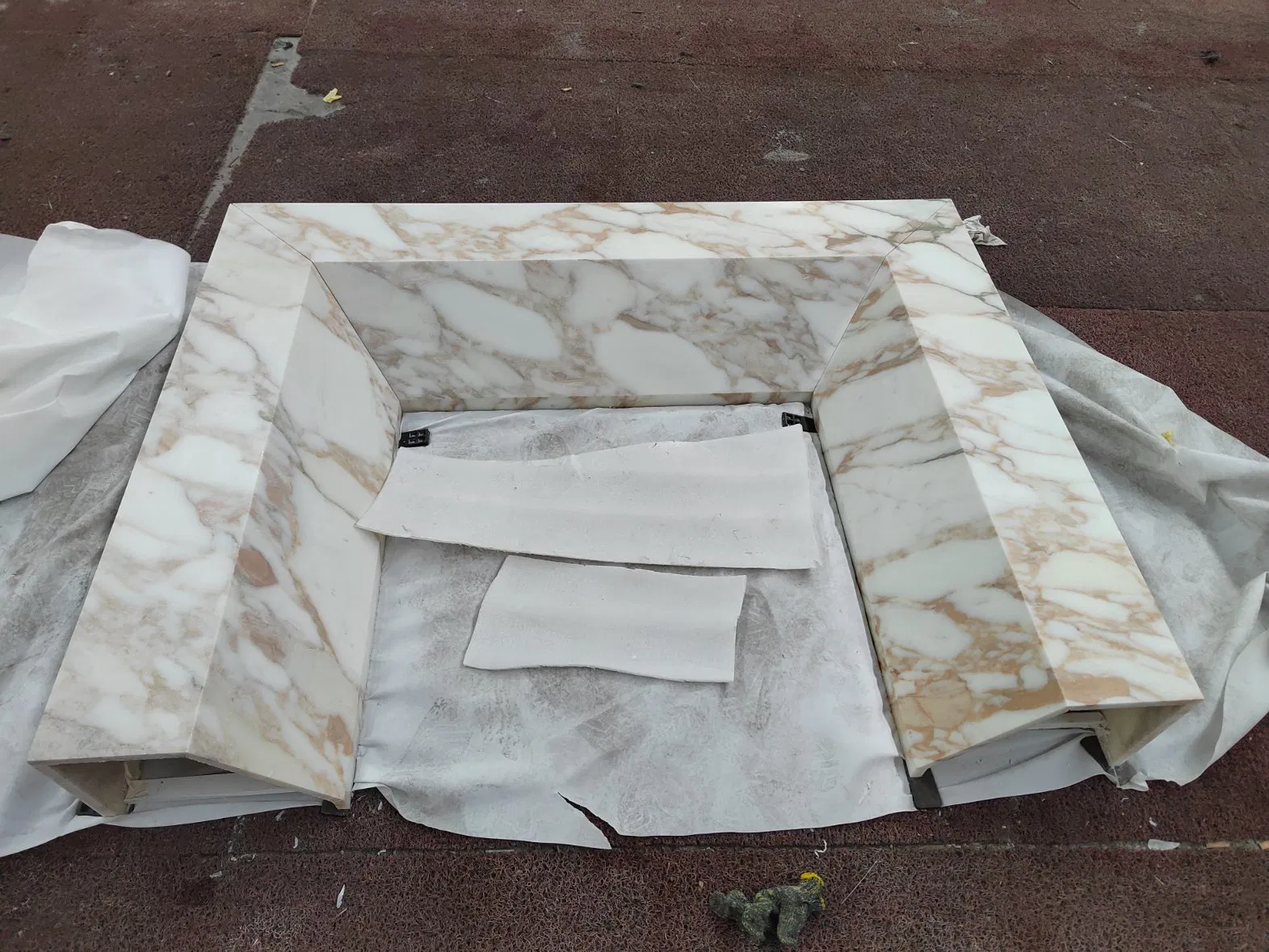 Factory Price Natural Stone Marble Sculptured Fireplace Mantel Surround for Home Interior Decoration