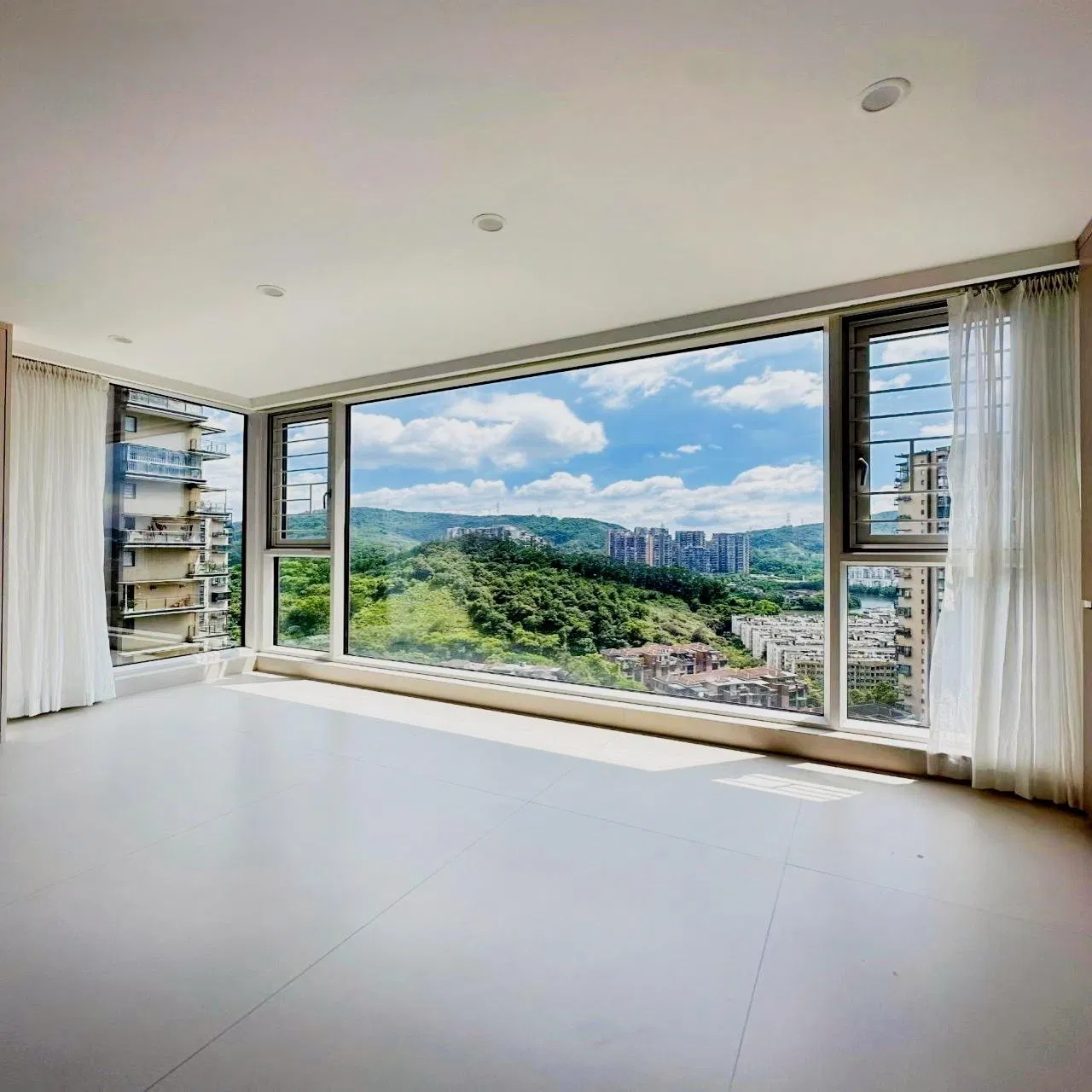 Алюминиевое распашное окно Winstar с порошковым покрытием