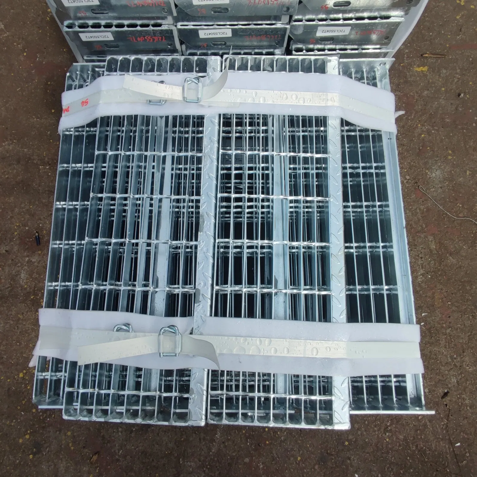 Galvanized Light Steel Structure Welded Staircase Parts Grating Tread