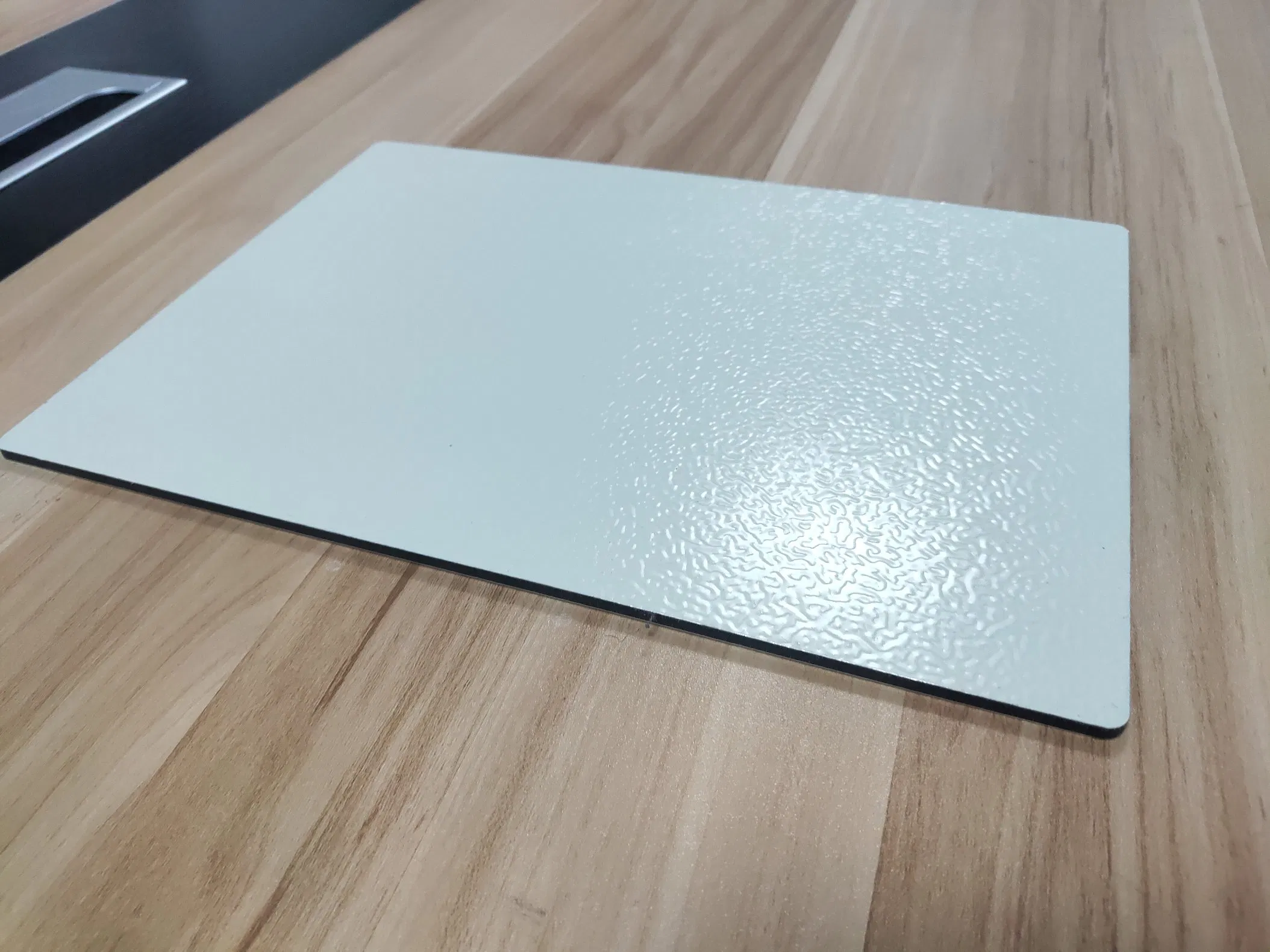 Алюминиевая композитная панель 4мм серебристая матовая