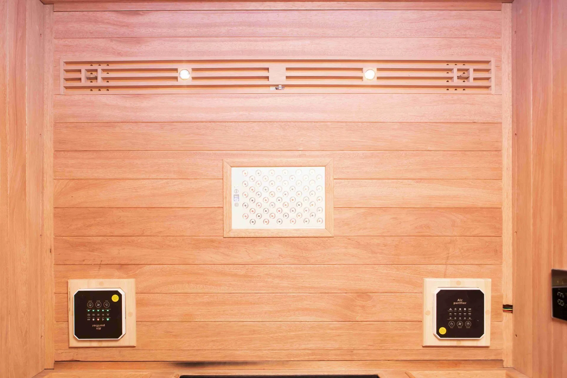 Инфракрасная сауна из термодерева с красным светом