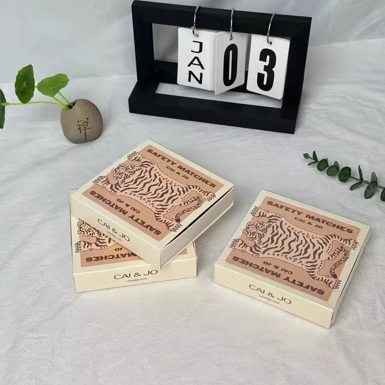 Match Box 300g White Cardboard Customized Embossed Logo Advanced High Quality Matches Box