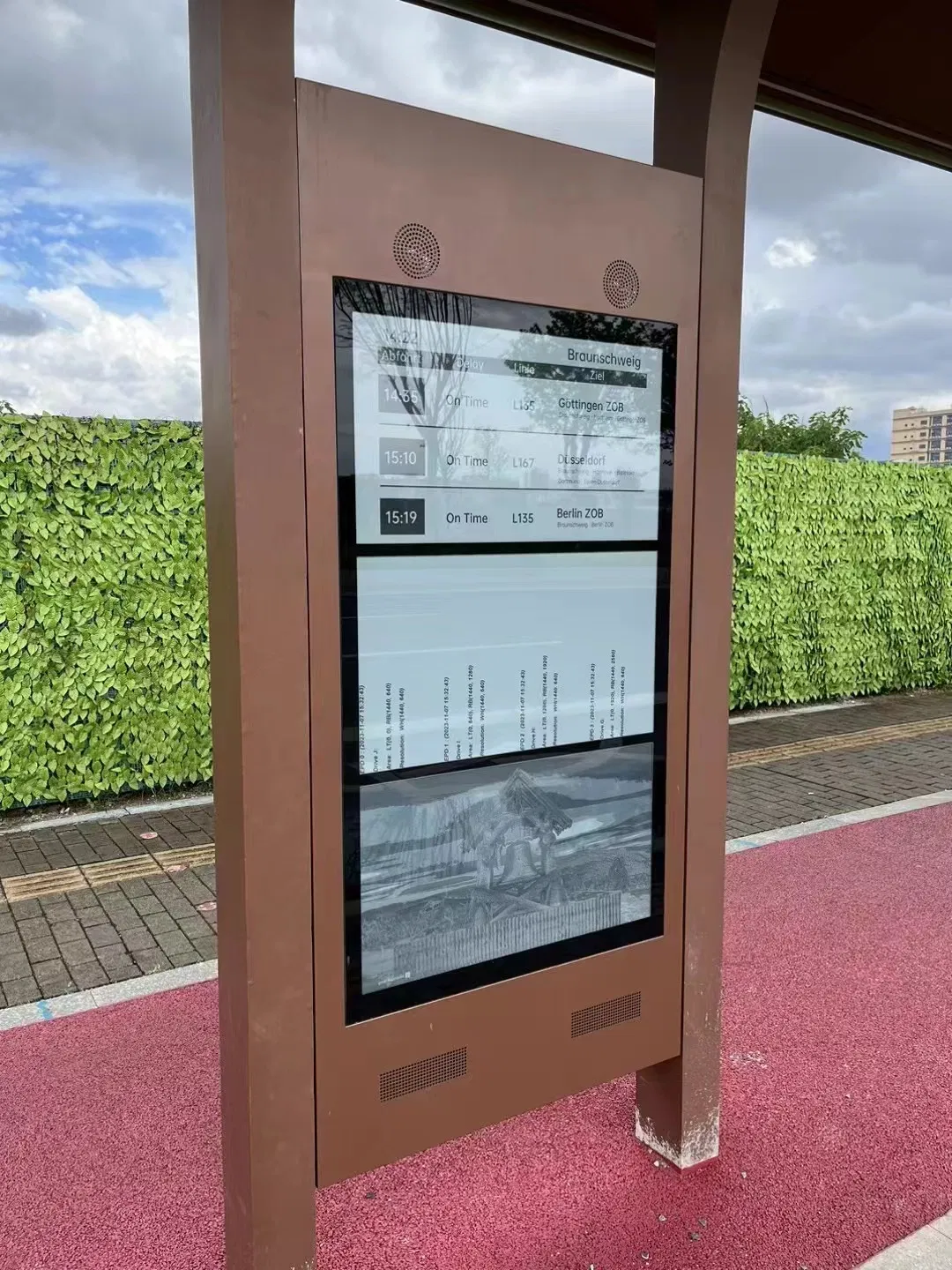 13.3inch 31.2inch Eink Digital Signage with Solar Panels Advertisement for Bus Stop Shelter