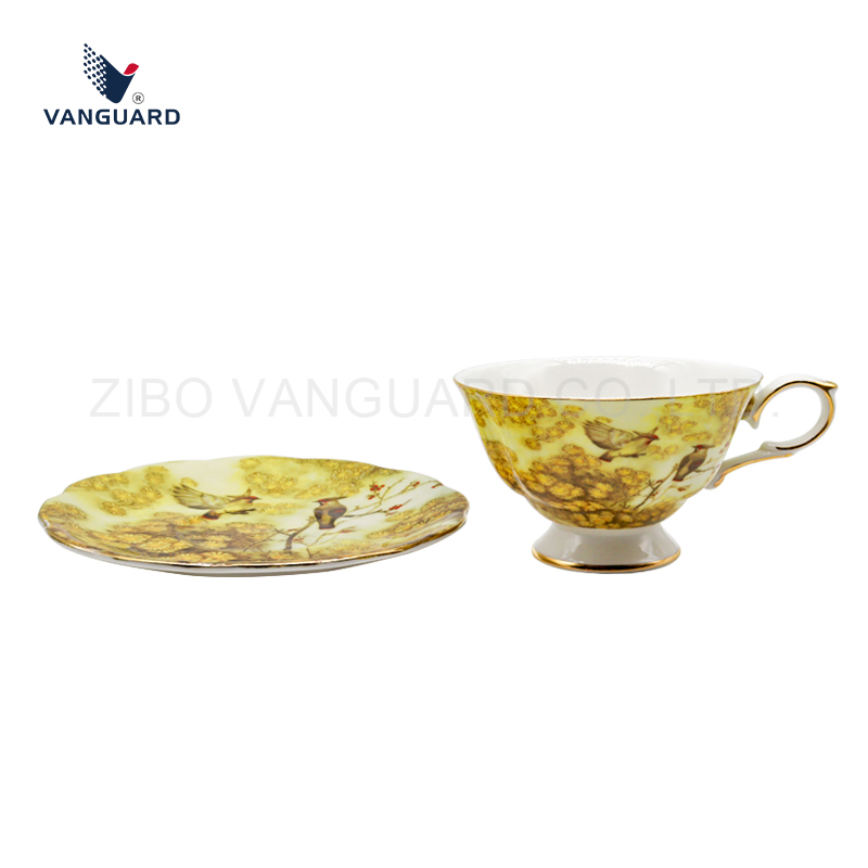 Фарфоровый набор для чая и кофе с блюдцем