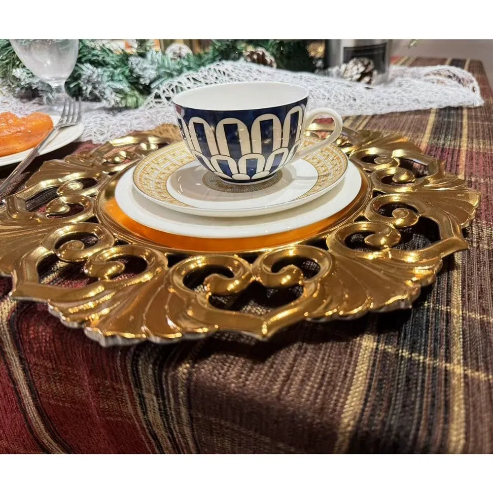 Fine Detailing 380g Net Weight PP Material Disposable Plastic Event Charger Plate