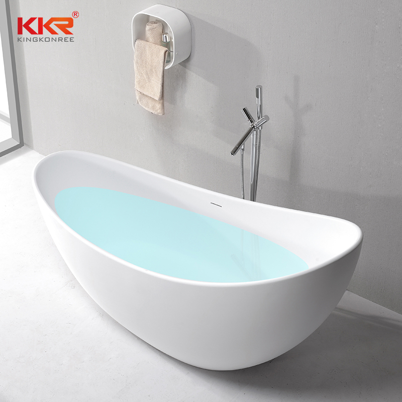 Белая мраморная ванна в форме сердца