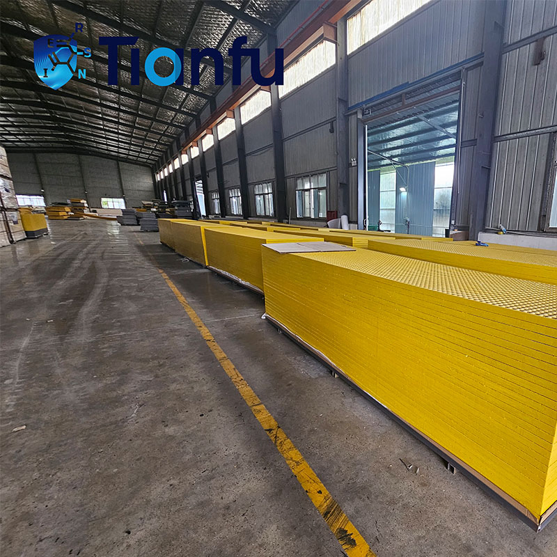 Textured Surface Fiberglass Grating for Walkway Areas with Anti-Skid Coating