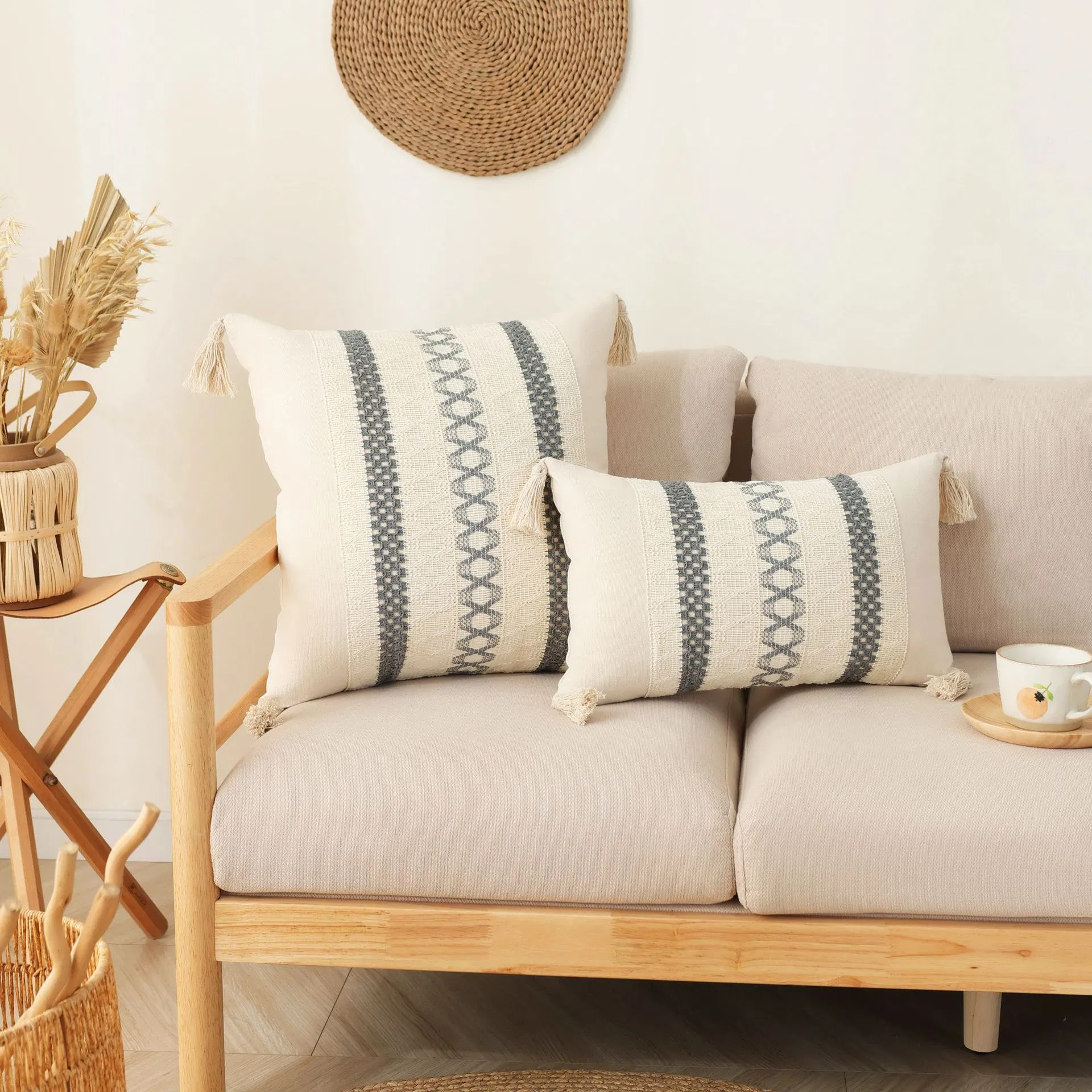 Decorative Cushion Cover Wholesale Polyester Pillow Case with Tassel