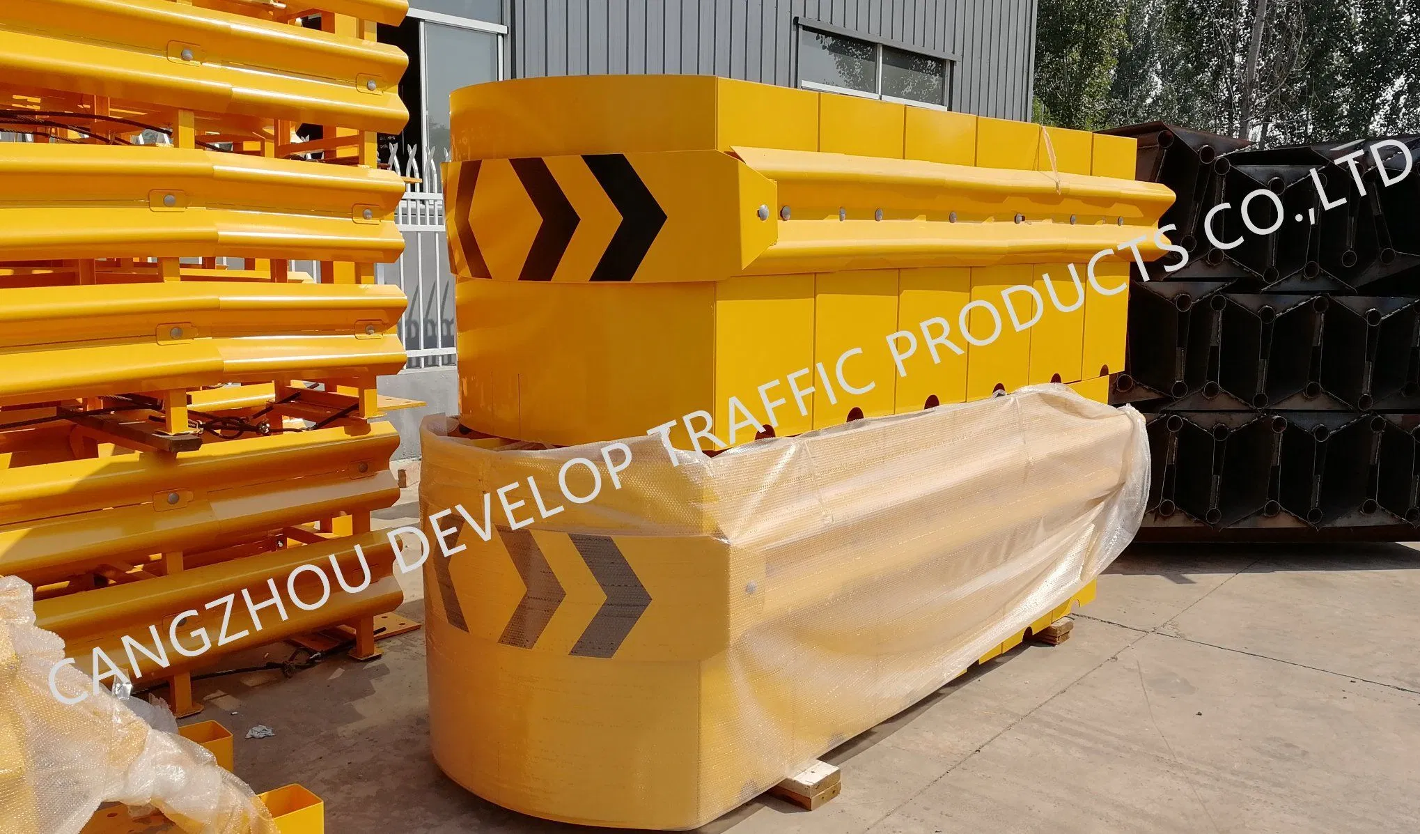 Customized Hot-DIP Galvanizing Power Coating Highway Guardrail Crash Cushion for Traffic Safety Barrier