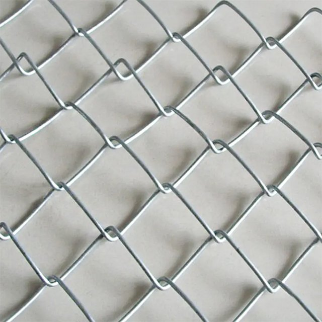 Hot Dipped Galvanized Cyclone Wire Mesh 50X50mm Chain Link Fencing 6FT Tall