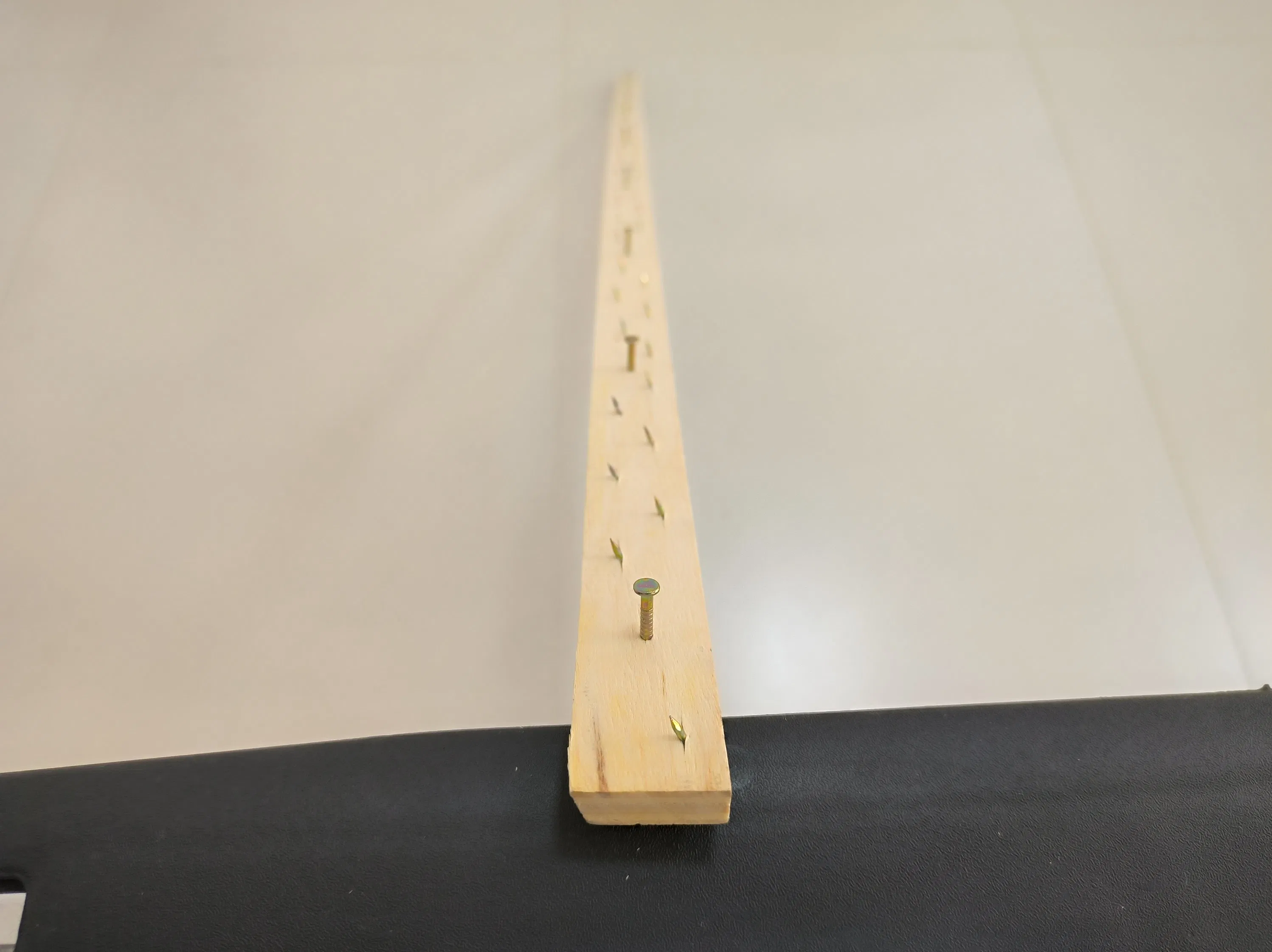 HL-320-7.5, 4FT 1" Wide Carpet Tack Strips/ Carpet Gripper with 3/4" Wood Nails, 1220mm*25mm*7.5mm