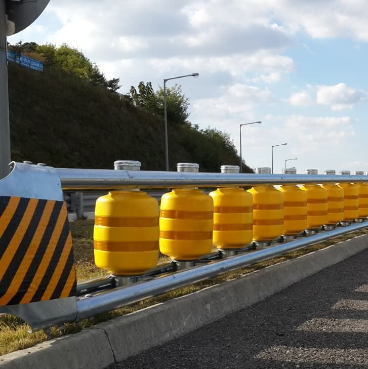 Roadsafe High-Performance Rotating Guardrail System for Safer Highways Barrier