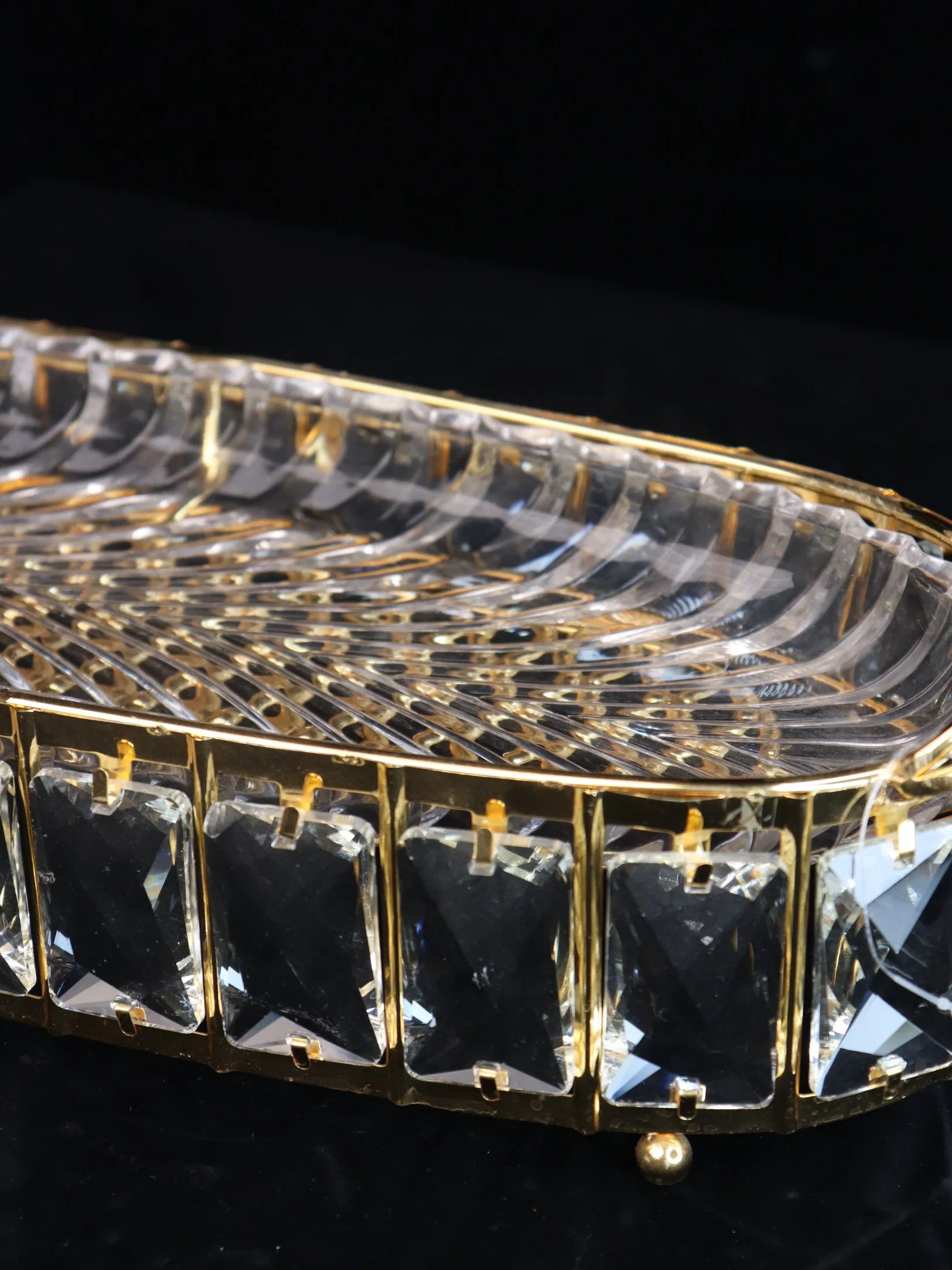 Elegant Glass Fruit Platter with Sturdy Iron Frame Design