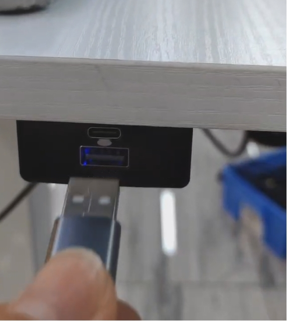 USB-зарядка под столом для телефона