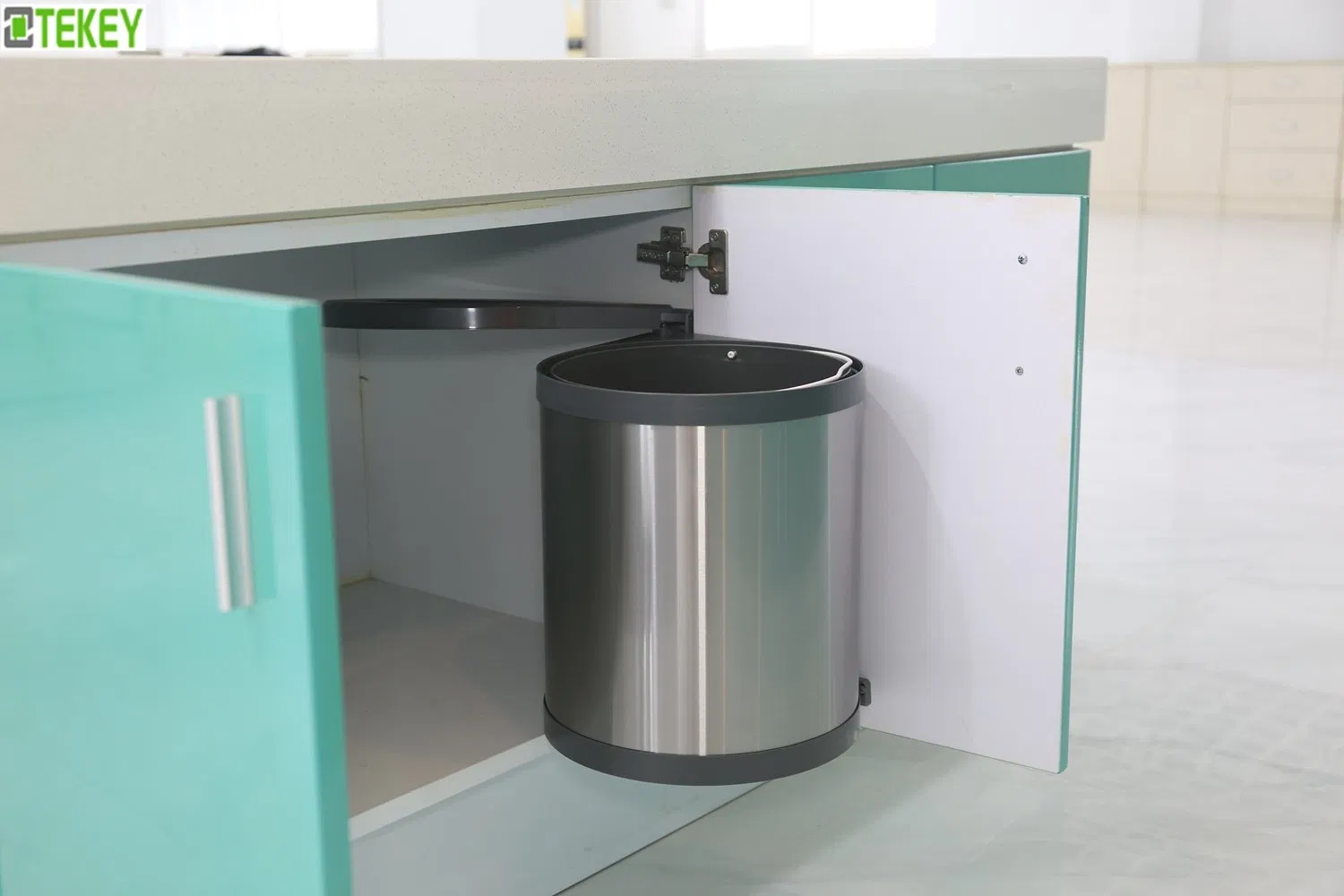 Встроенная выдвижная урна Tekey для кухни под мойку