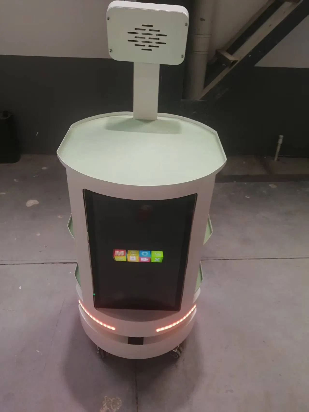 Smart Food Delivery Robots by Chuangwang: Quick & Fresh Meals