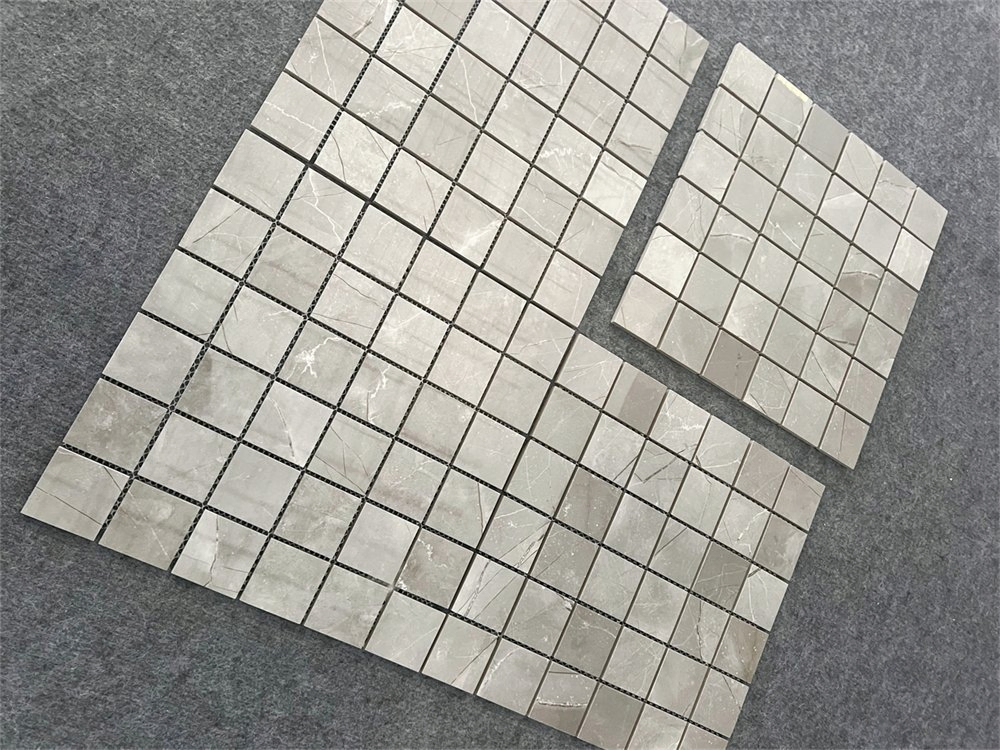 Серые мозаичные плитки из фарфора для современного интерьера