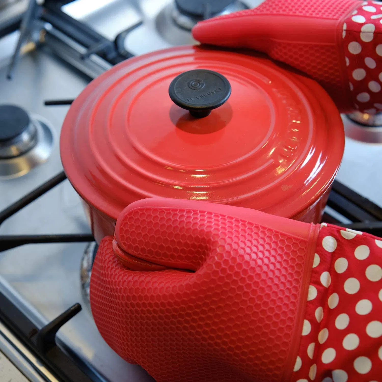 Silicone Oven Mitts - Red 1 Pair, Heat Resistant Kitchen Oven Gloves, Extra Long Super Grip Cooking Gloves, Safe Flexible Waterproof Oven Mitts Quilted Cotton