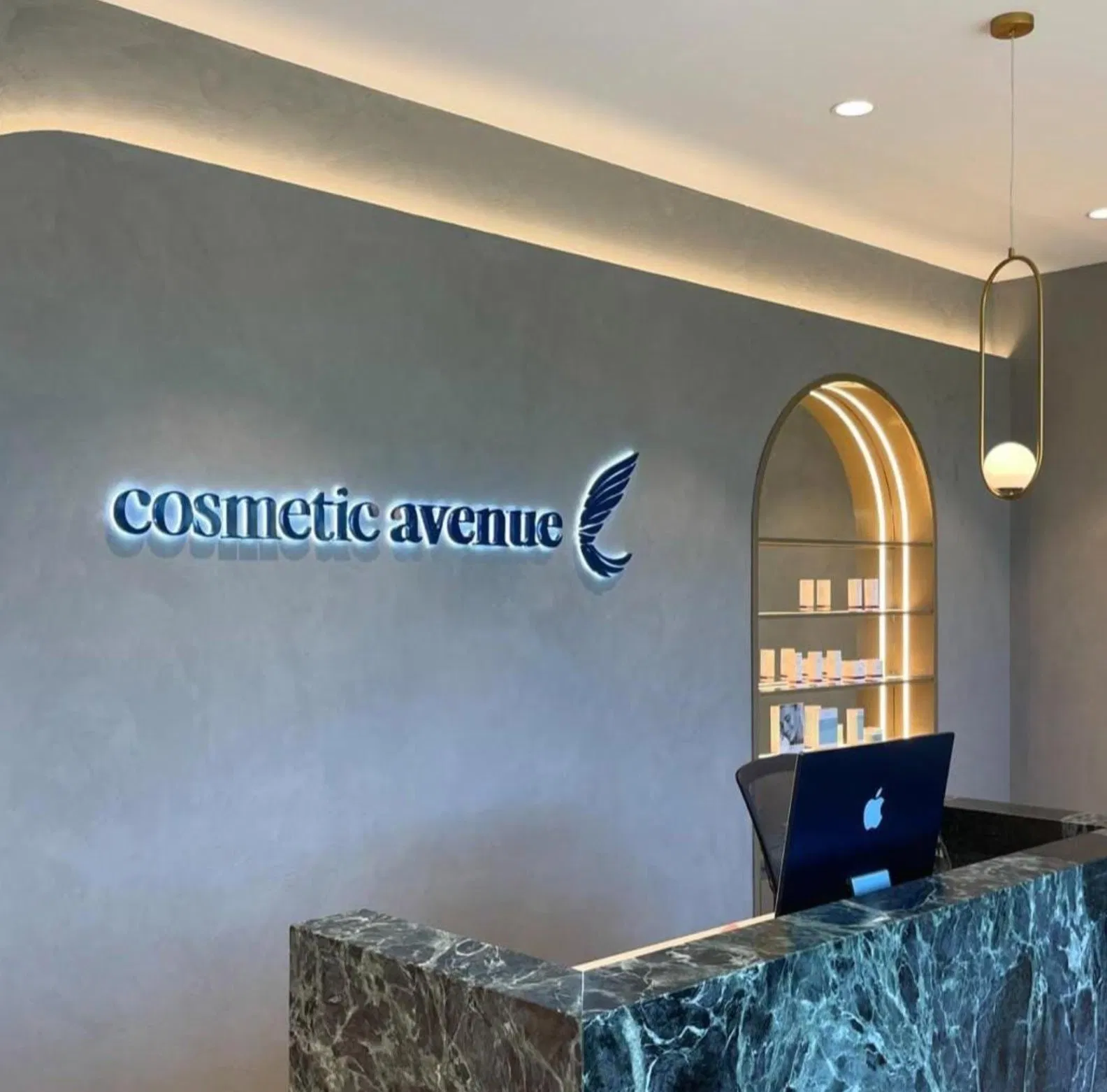 Energy-Efficient Acrylic Backlit Letters for Shops with Multi-Color Effects