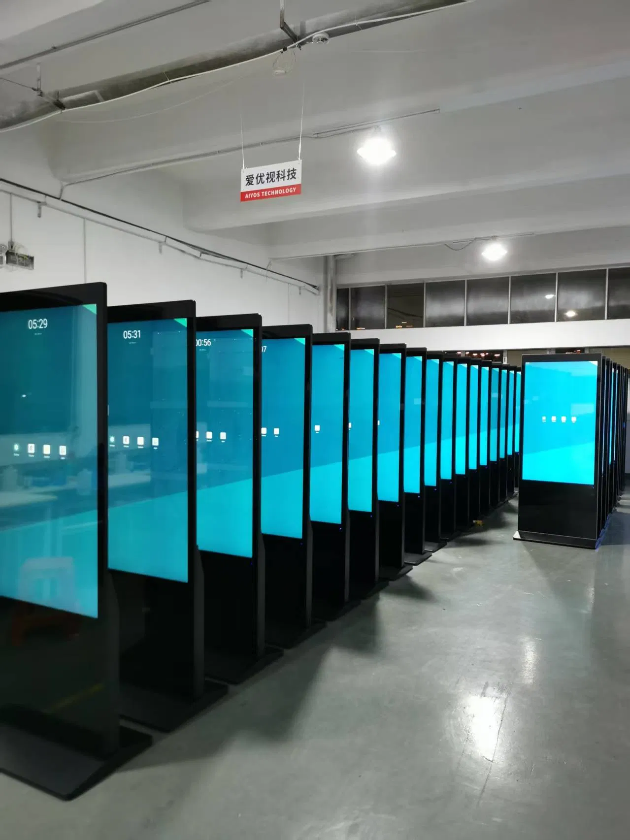 43-дюймовый LCD киоск-тотем с сенсорным экраном