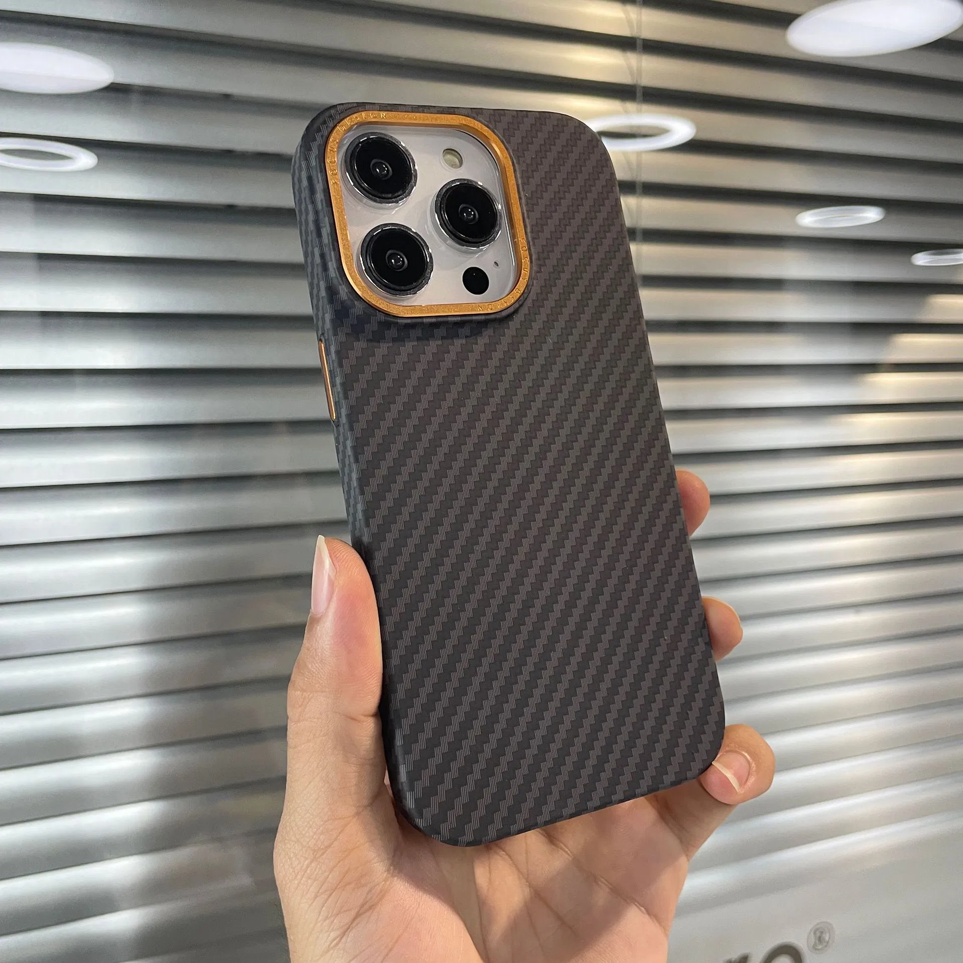 Чехол для iPhone 15 с магнитной линзой из карбона