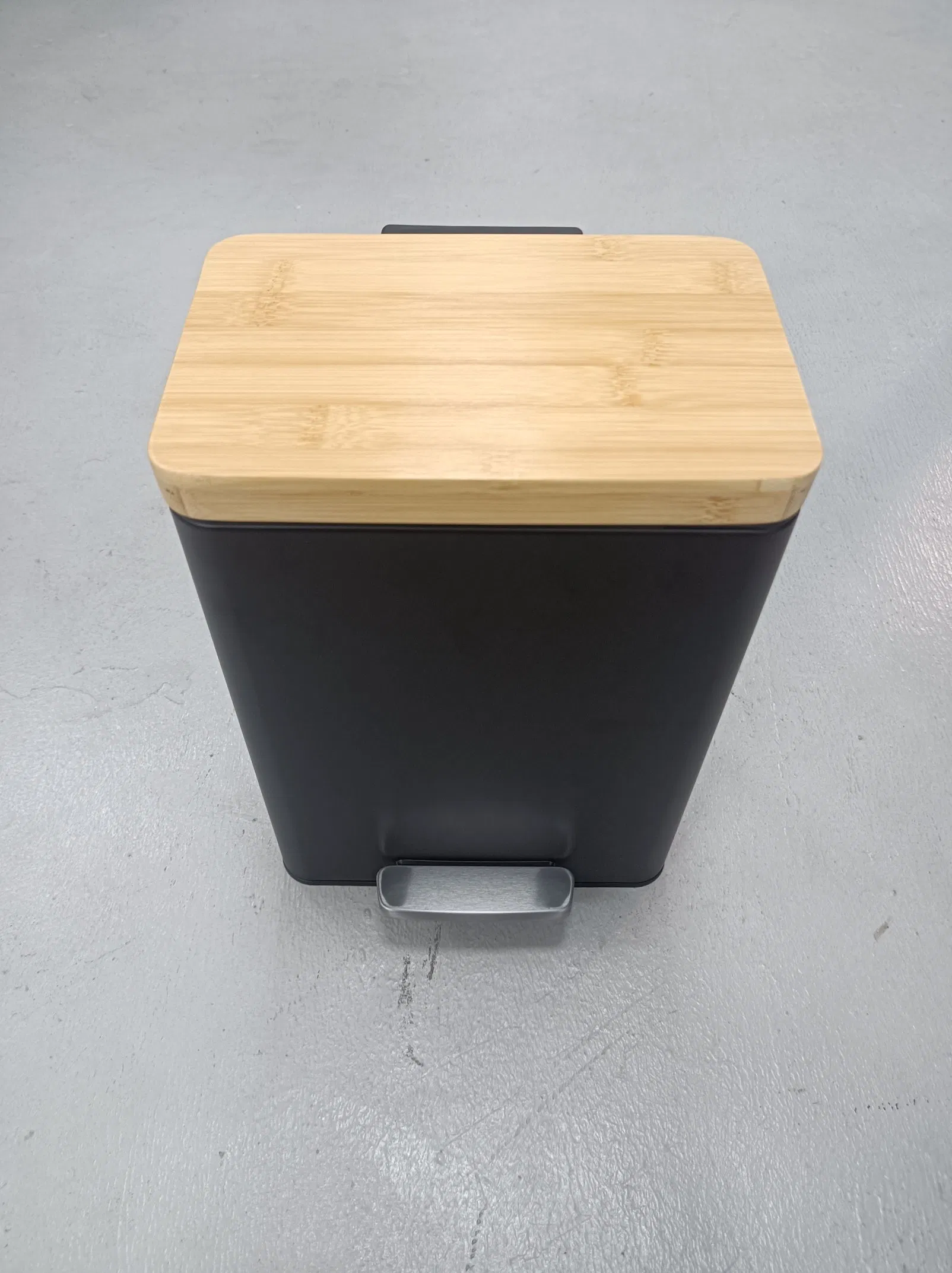 Современная мусорная корзина из нержавеющей стали