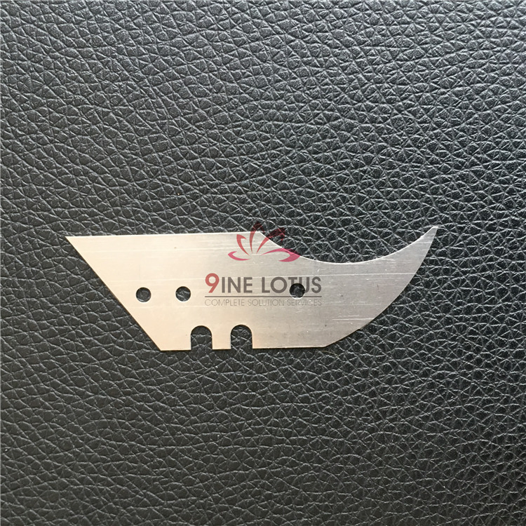 Крюк для резки тканей и шпагата с лезвиями