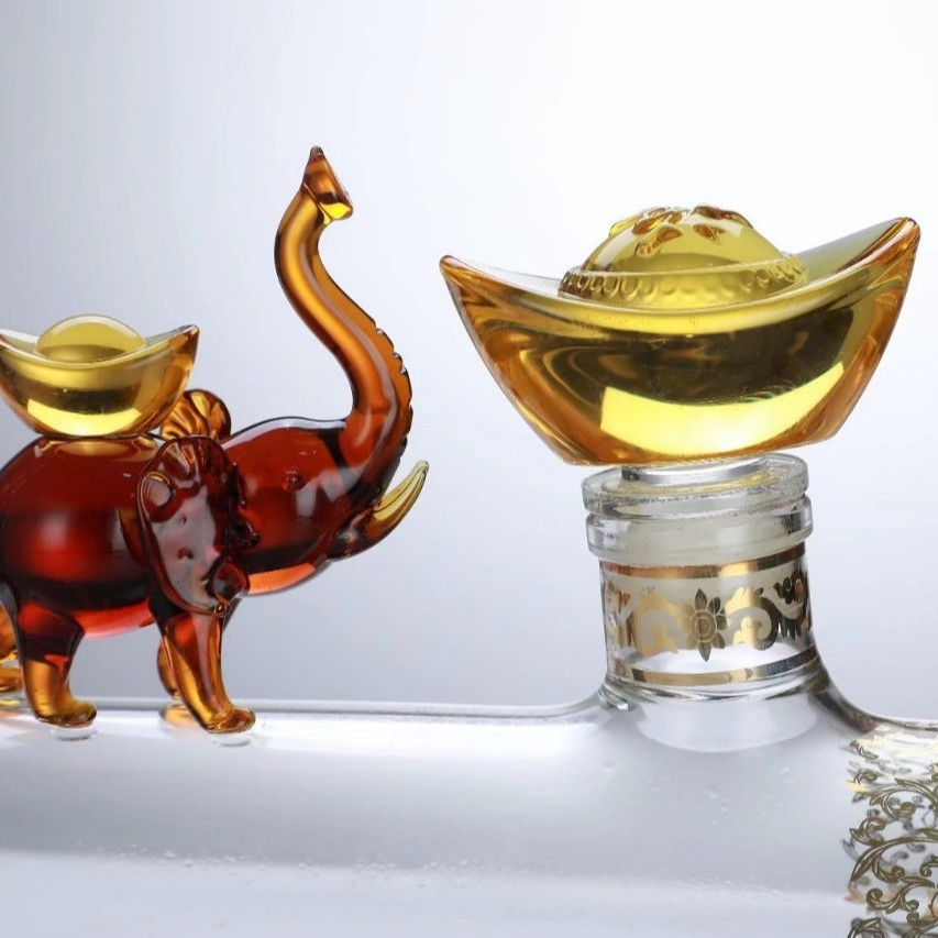 Design Empty Glass Bottle Ox Horn Shaped Glass Decanter for Wiskey Brand