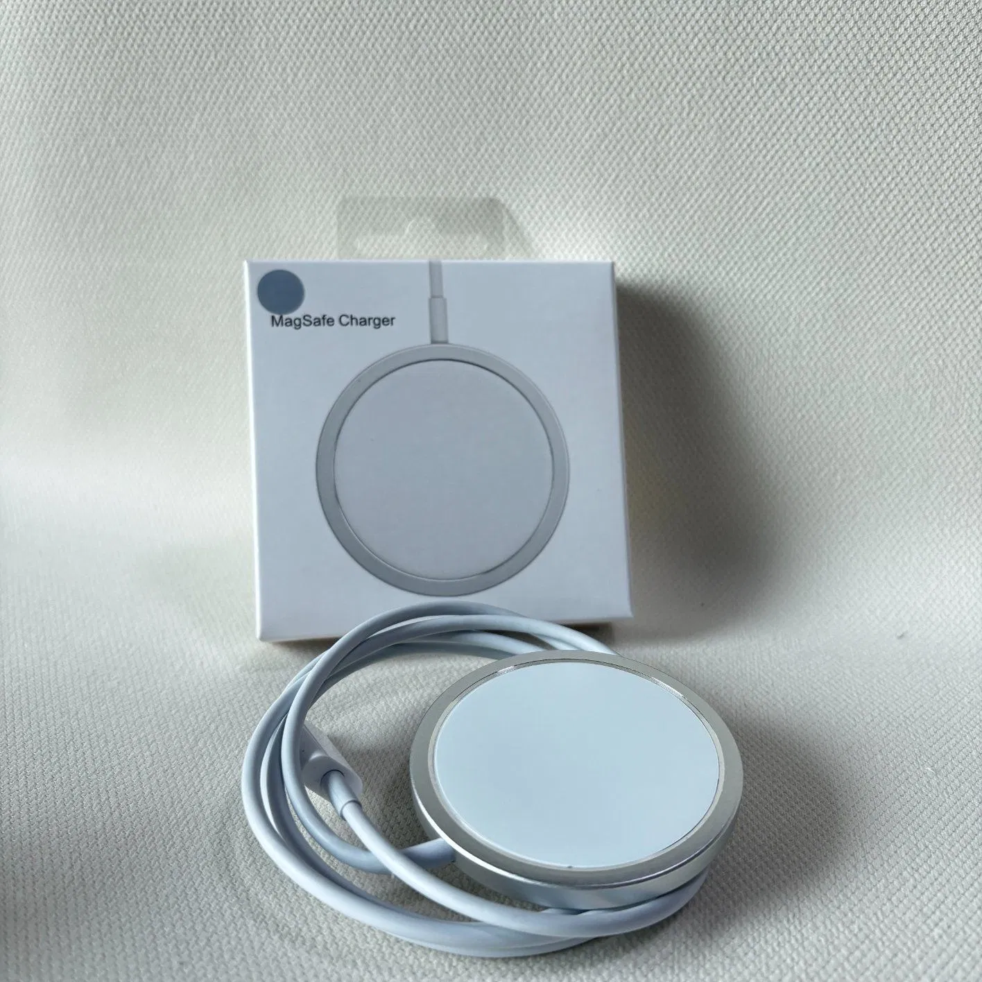 Магнитный чехол-книжка для iPhone 12-15 с поддержкой MagSafe