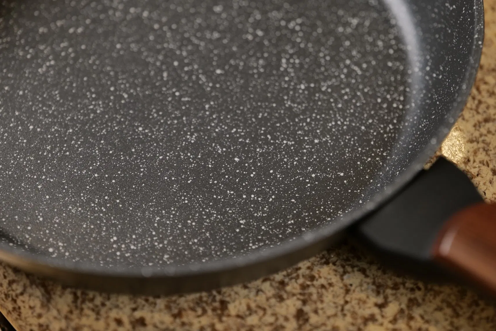 Kitchen Appliance Easy to Clean Cooking Skillet Frying Pan with Induction Bottom