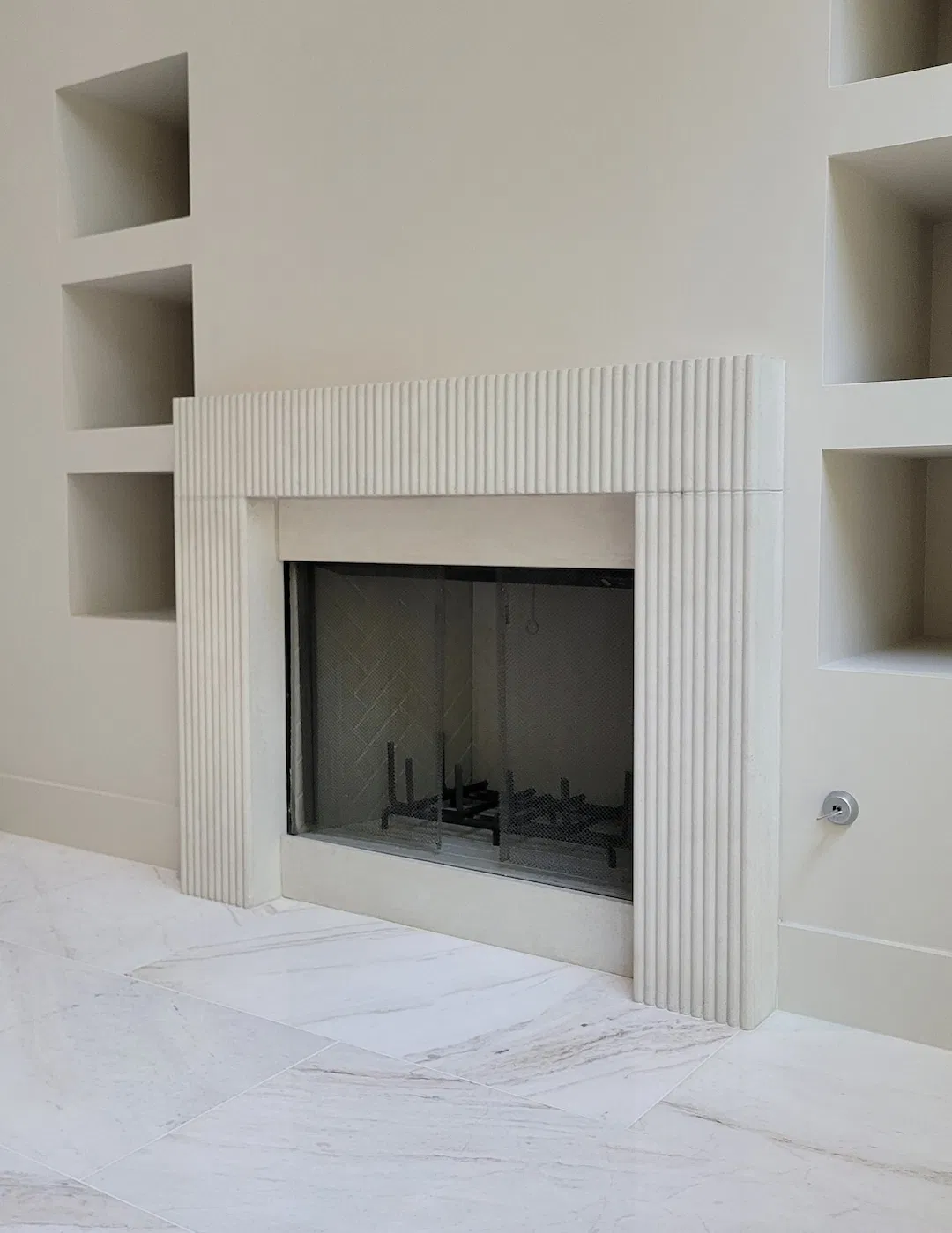 Europe Style Home Decor Natural Stone Fireplace Wholesale Price Customized Size and Shape Fluted Tile Calacatta White/Gold Marble Fireplace Surround