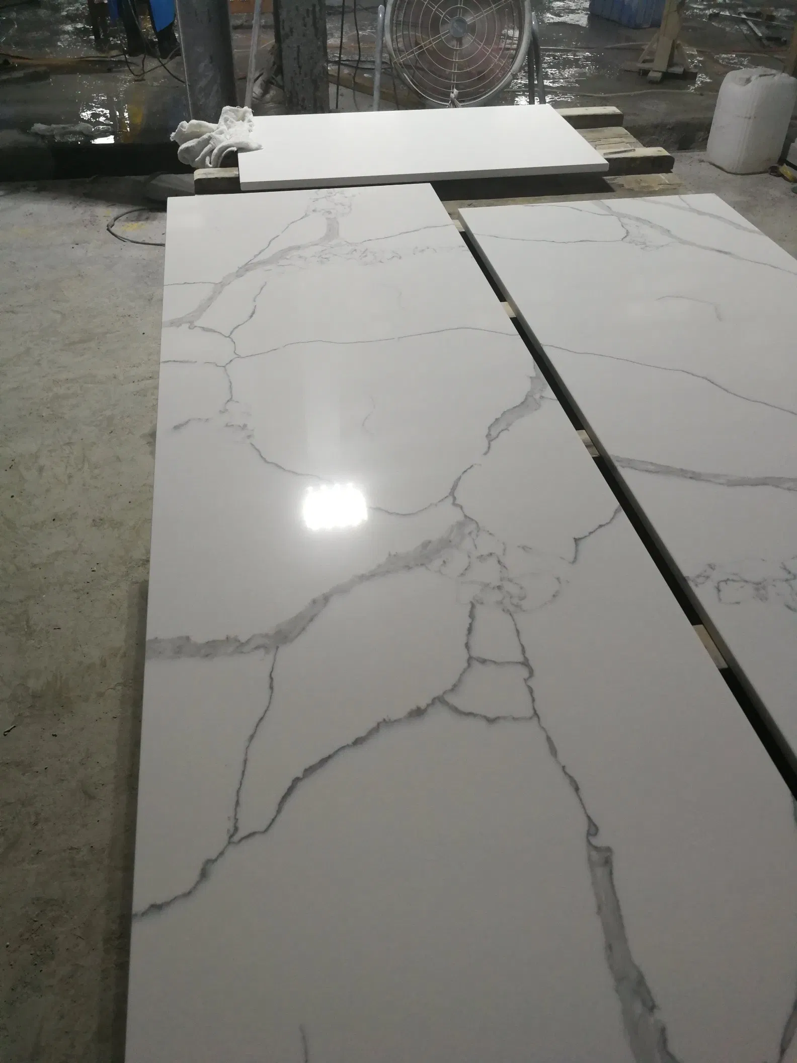 Calacatta White with Black Veins Artificial Quartz Stone for Kitchen Standard Countertop/Island