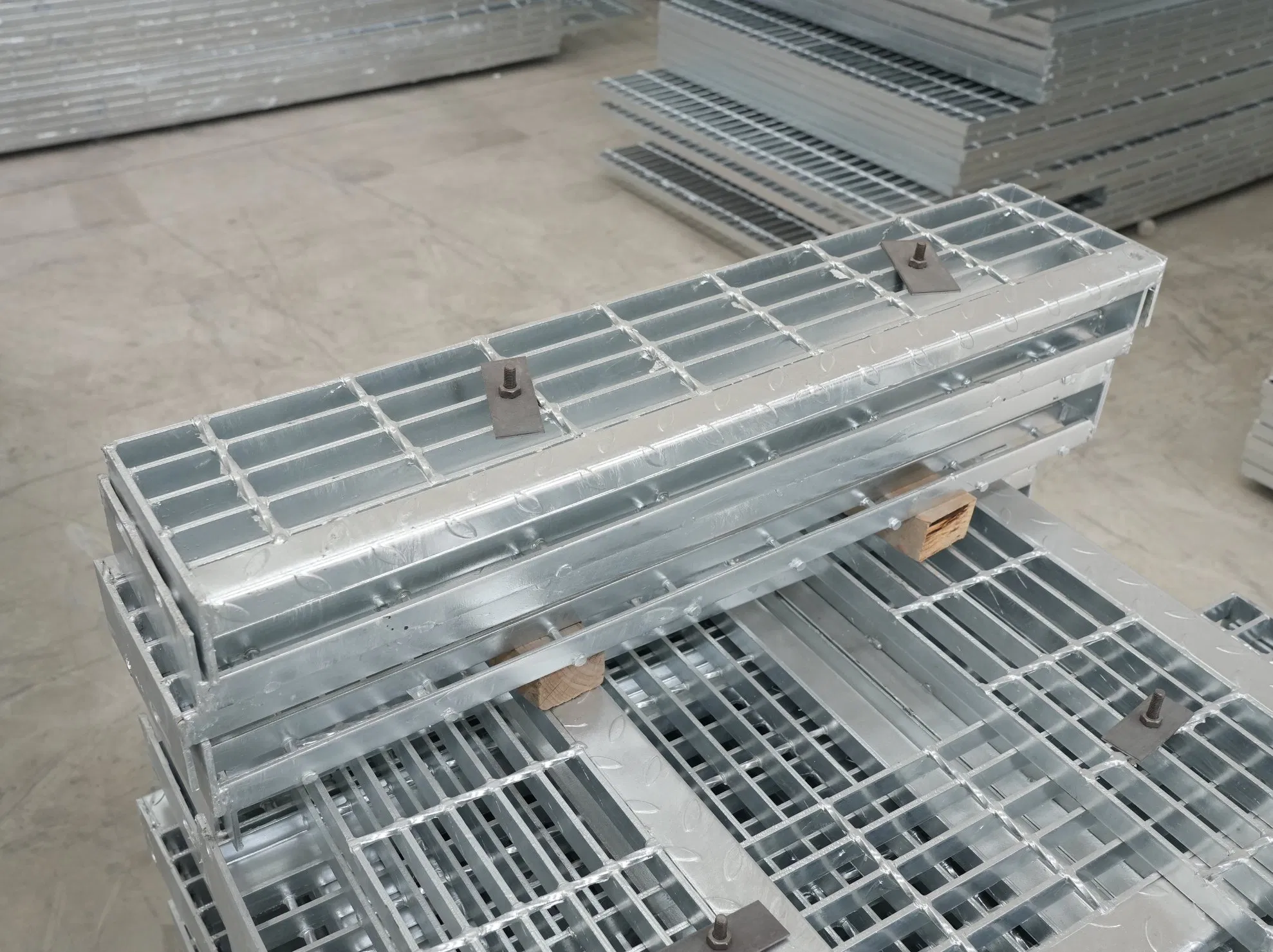 Widely Used G655 Heavy Duty Press Welded Steel Grating for Truck Loading Dock & Offshore Platform
