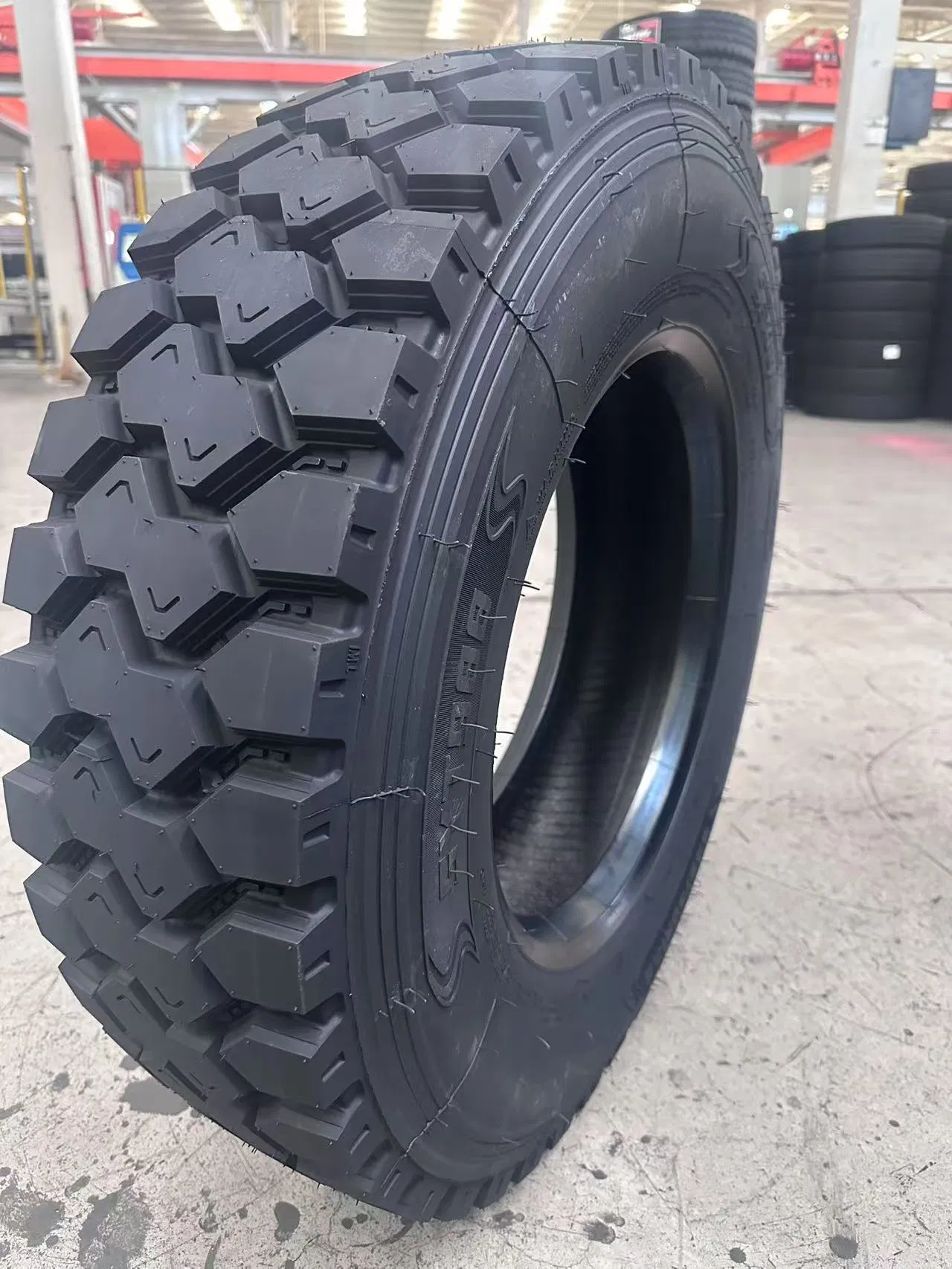 Шина грузовая 215/75 R17.5 с блочным протектором