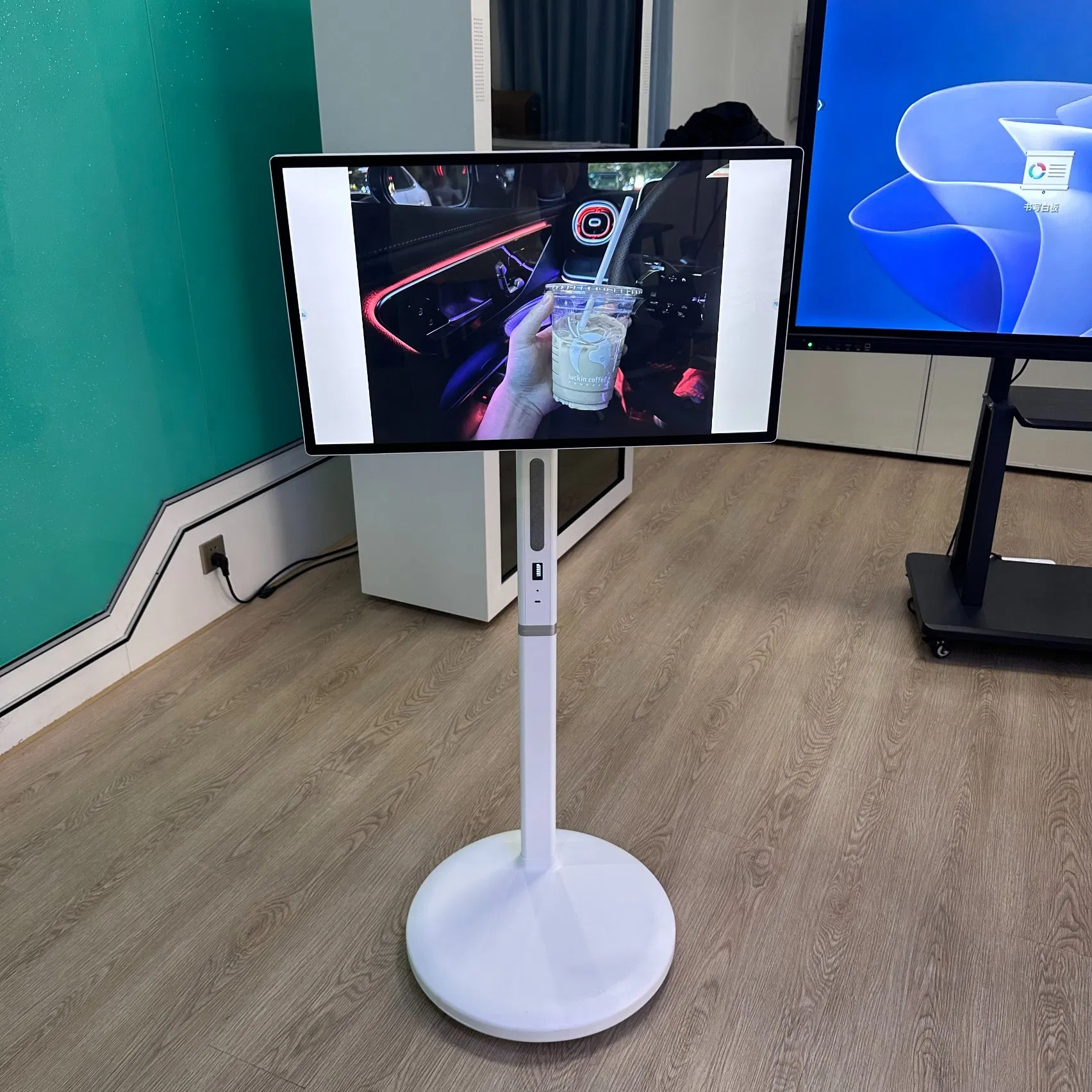 32-дюймовый интерактивный поворотный монитор с батареей