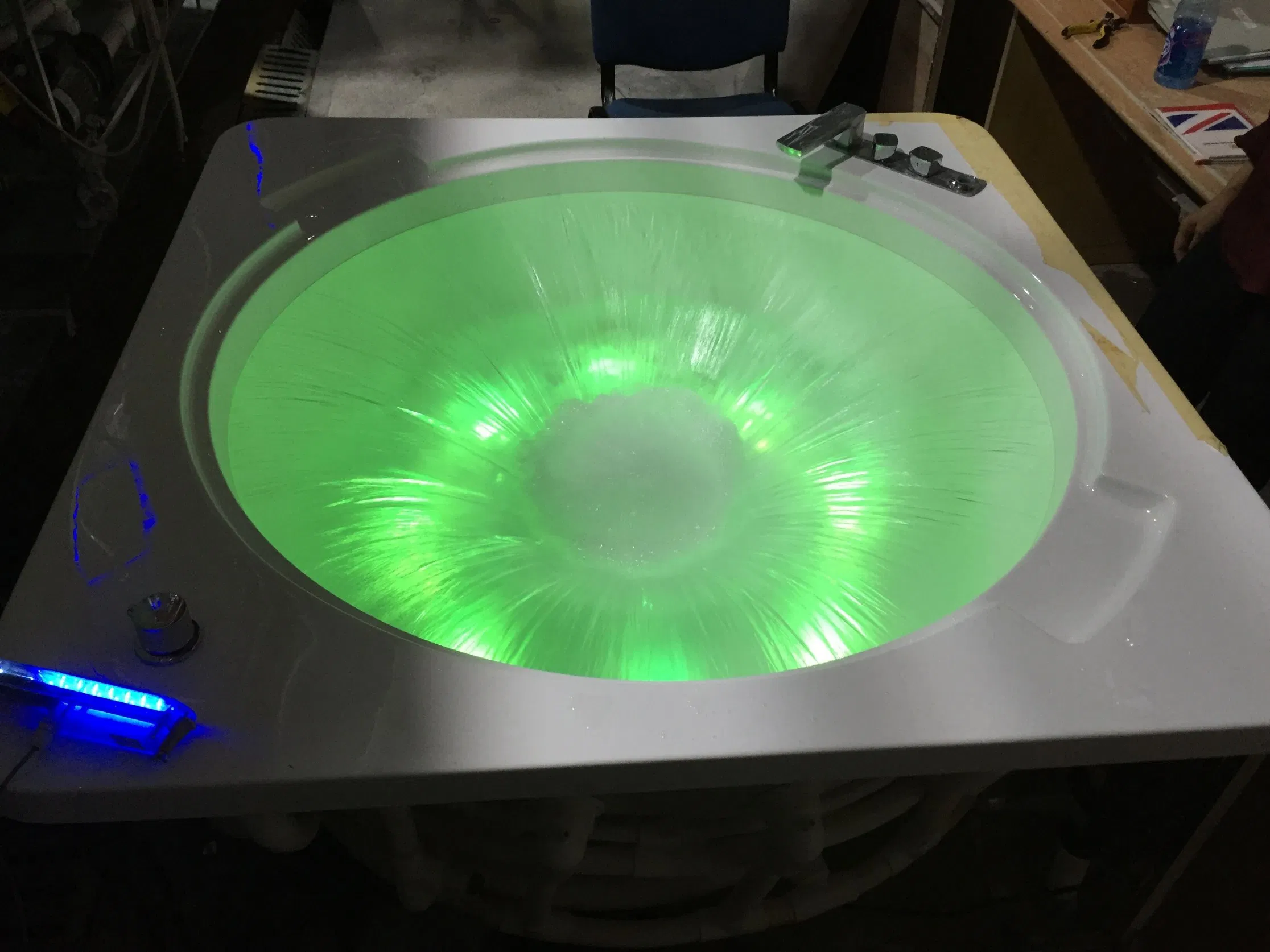 Массажная ванна Kingkonree с LED-подсветкой и аэромассажем