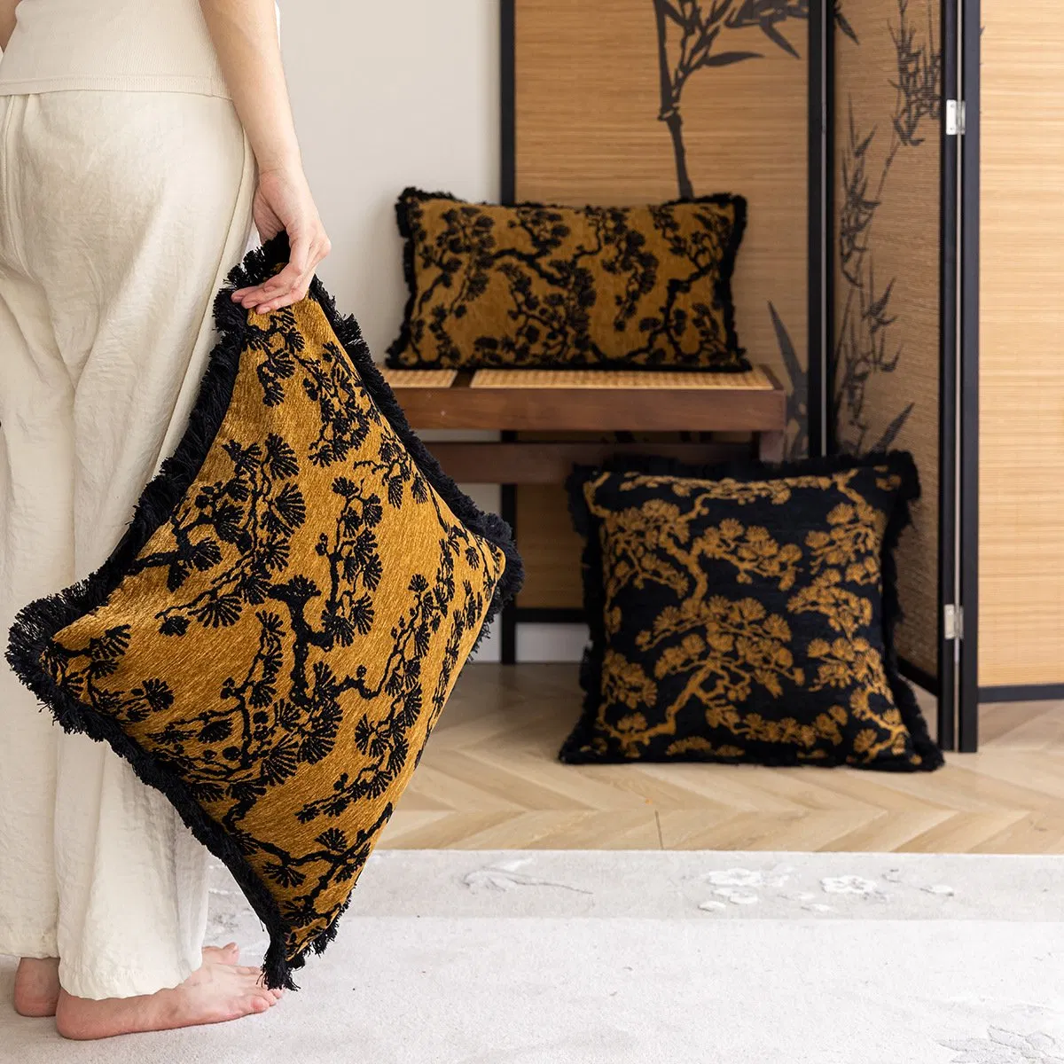 Hot Selling Home Decorative Black White Cushion Covers 1.72X1.72I Chenille Pillow
