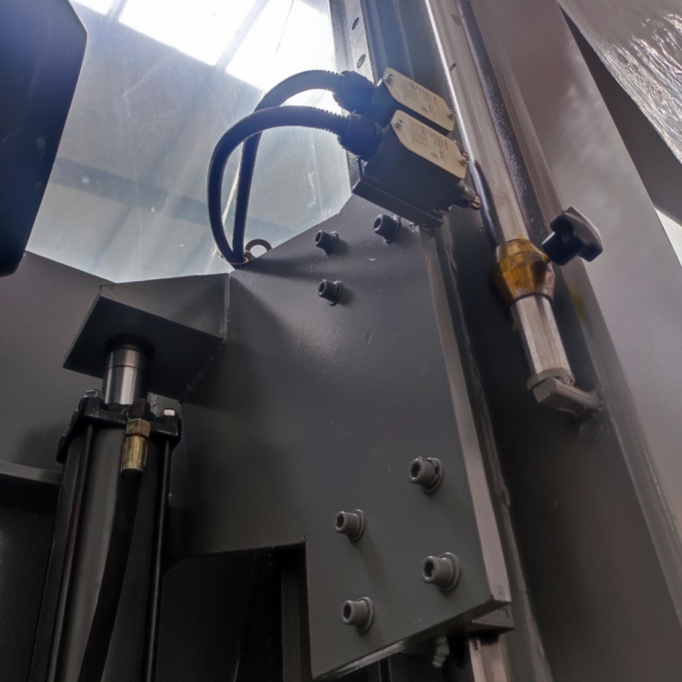 Ленточная пила вертикальная компактная малогабаритная