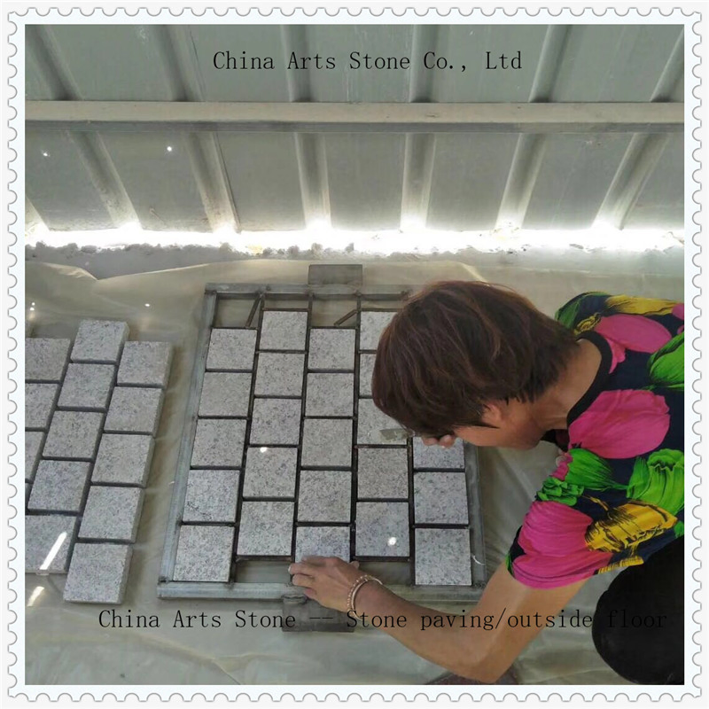 Non-Slip/ Flamed/ Nature Split Granite Back-Net Paving Tile for Square or Garden